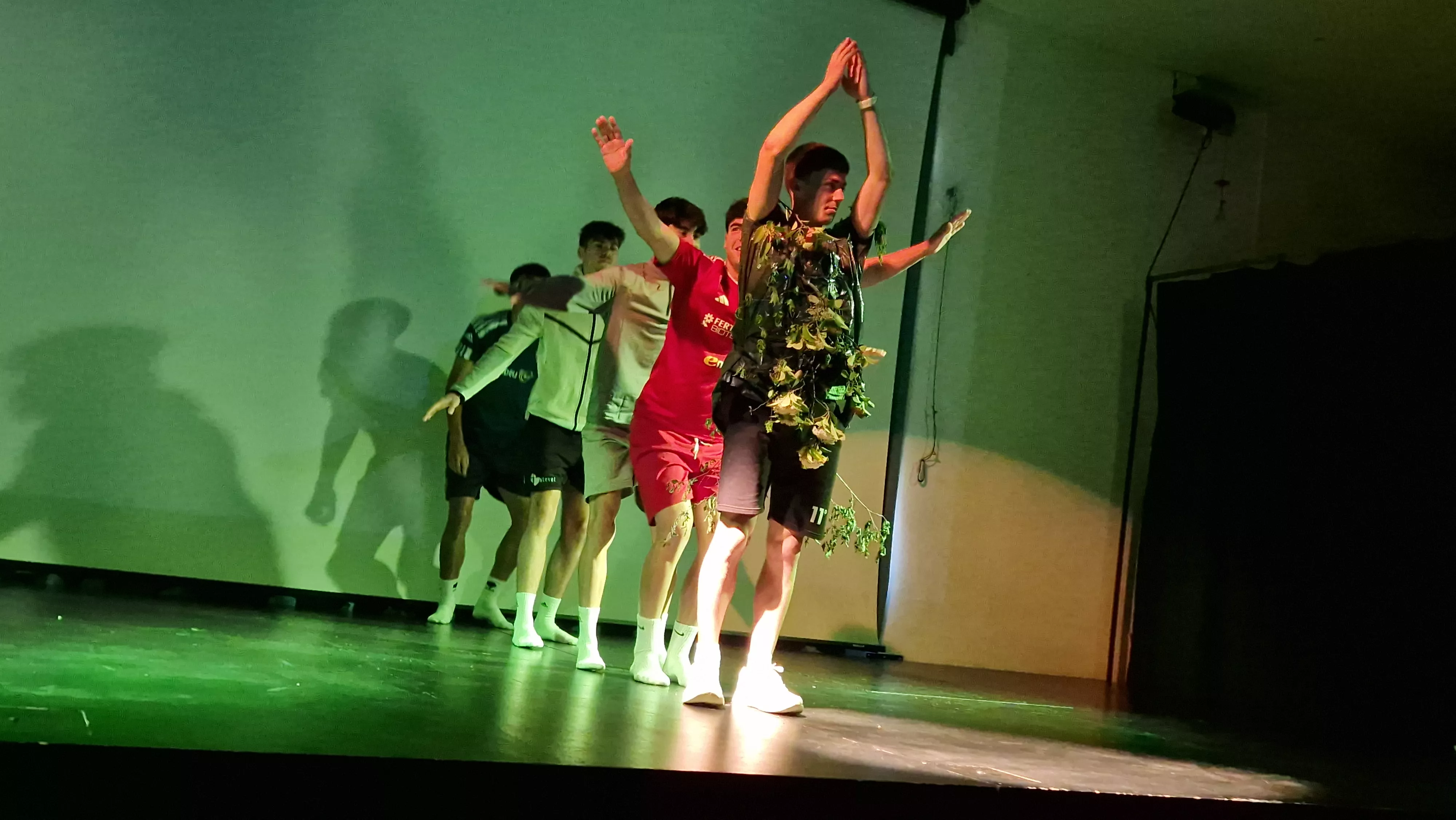 Alumnado de Ciencias de la Actividad Física y el Deporte representando los ODS. Foto Myriam Martínez 