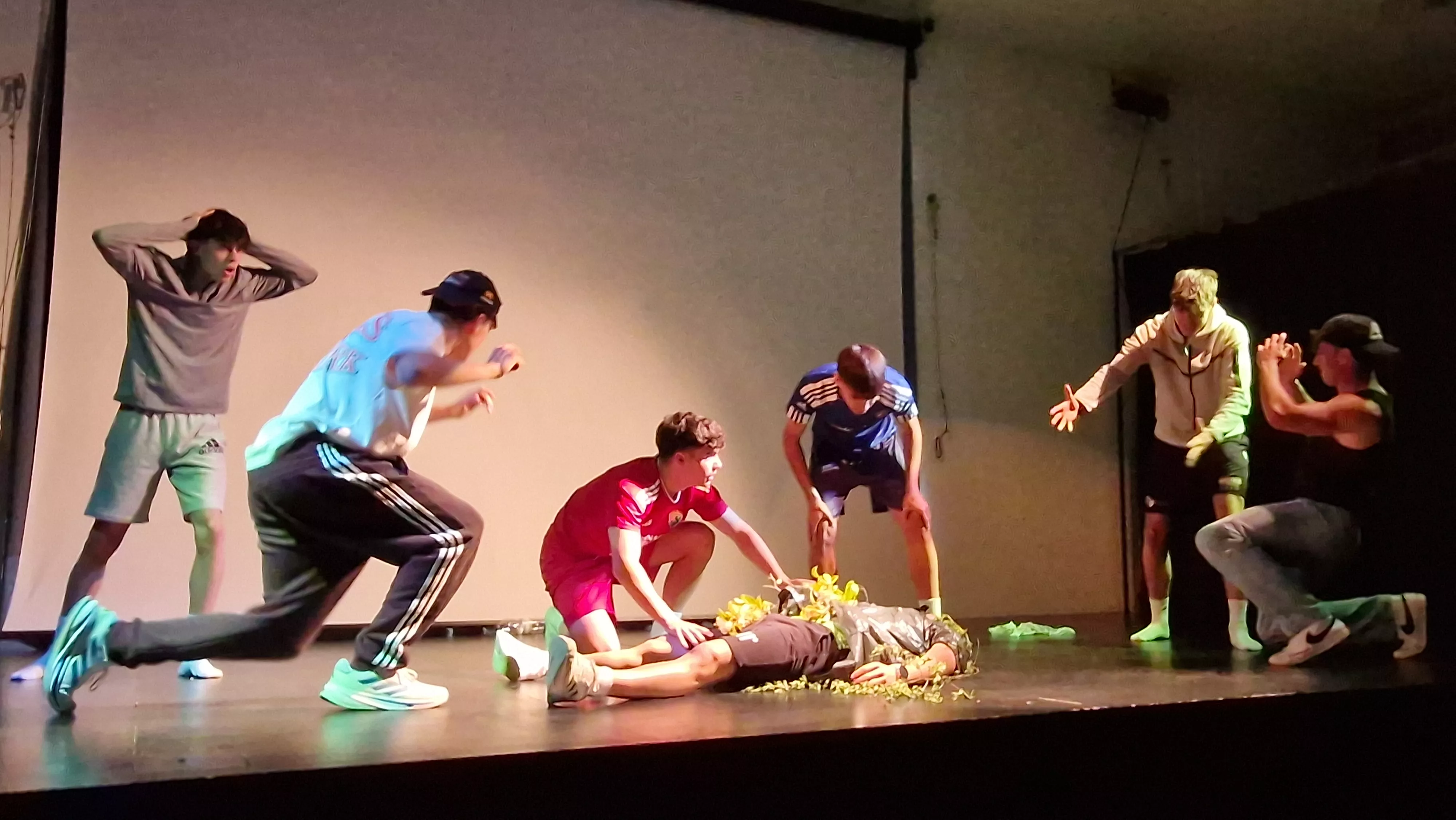 Alumnado de Ciencias de la Actividad Física y el Deporte representando los ODS. Foto Myriam Martínez 