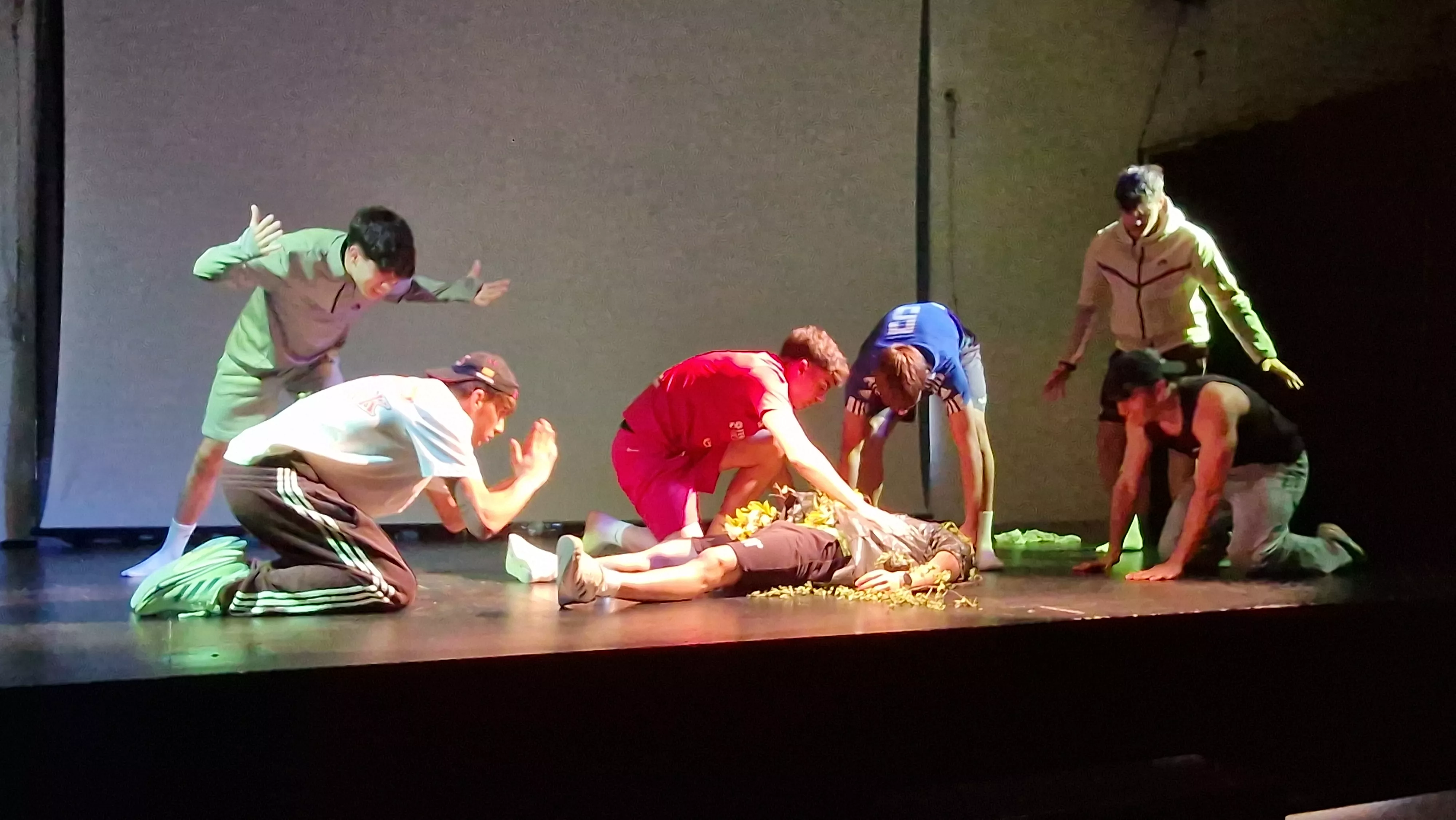 Alumnado de Ciencias de la Actividad Física y el Deporte representando los ODS. Foto Myriam Martínez 