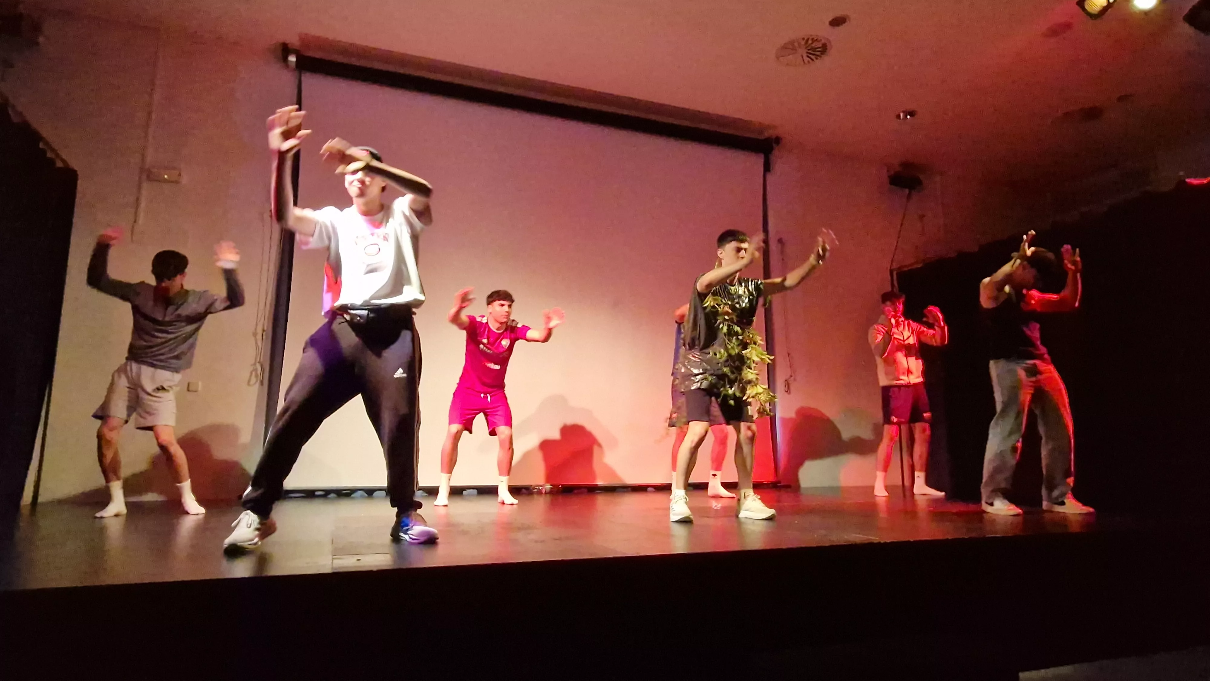 Alumnado de Ciencias de la Actividad Física y el Deporte representando los ODS. Foto Myriam Martínez 