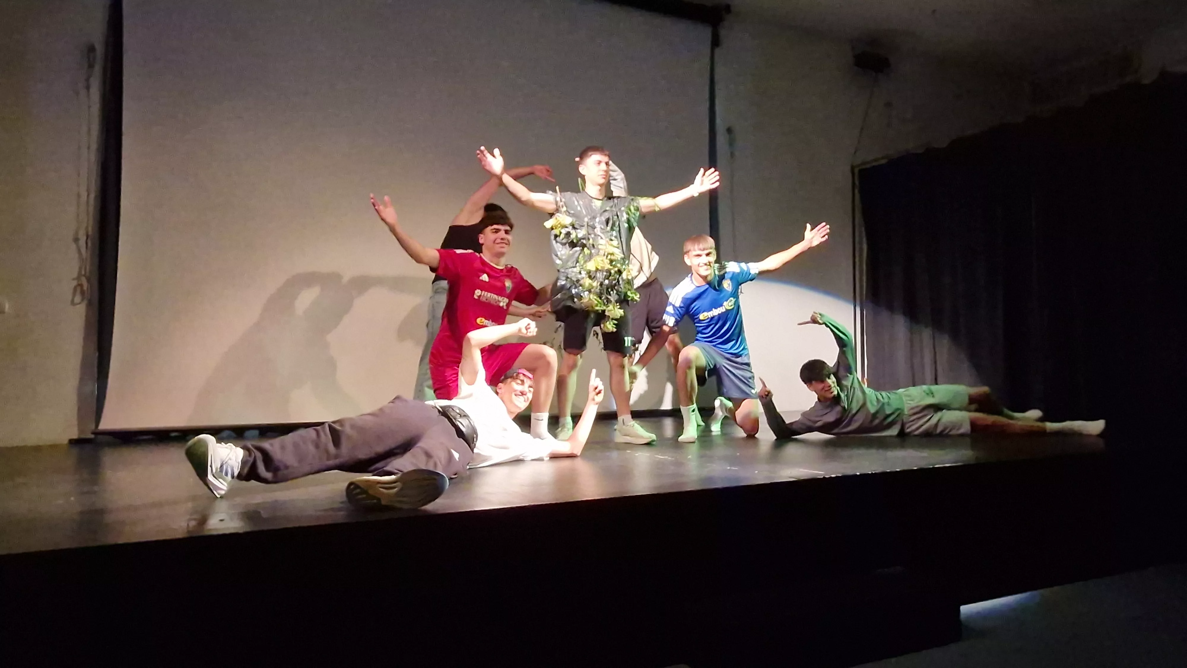 Alumnado de Ciencias de la Actividad Física y el Deporte representando los ODS. Foto Myriam Martínez 