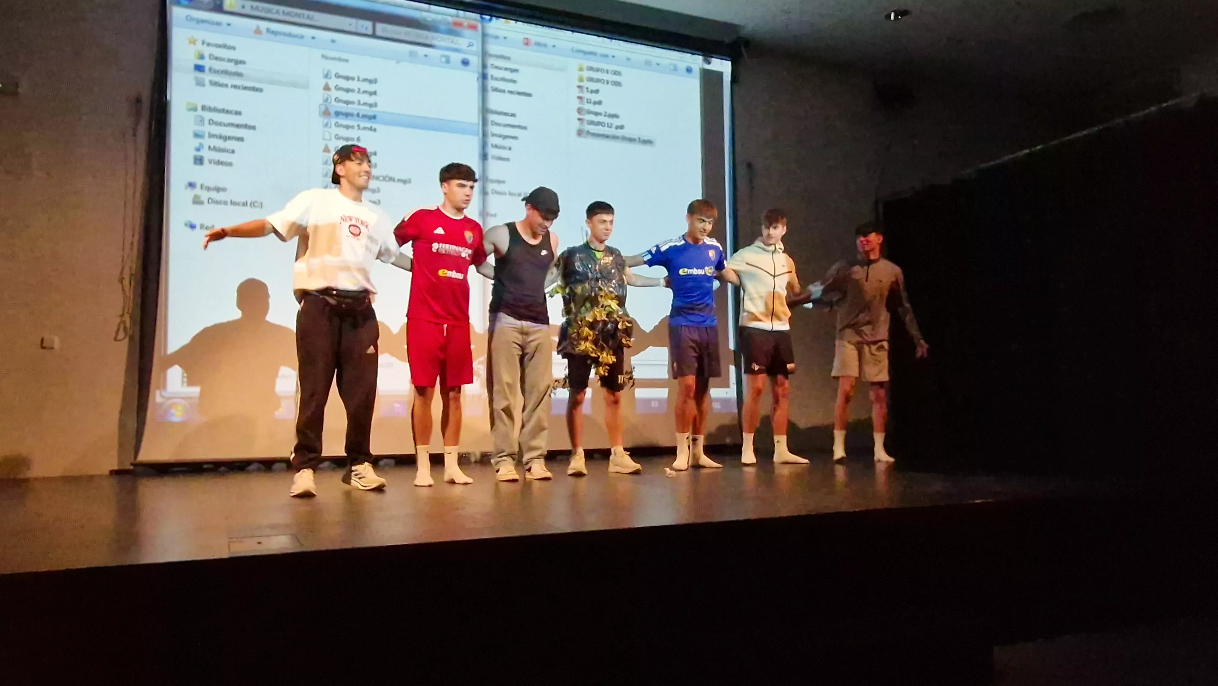 Alumnado de Ciencias de la Actividad Física y el Deporte representando los ODS. Foto Myriam Martínez 