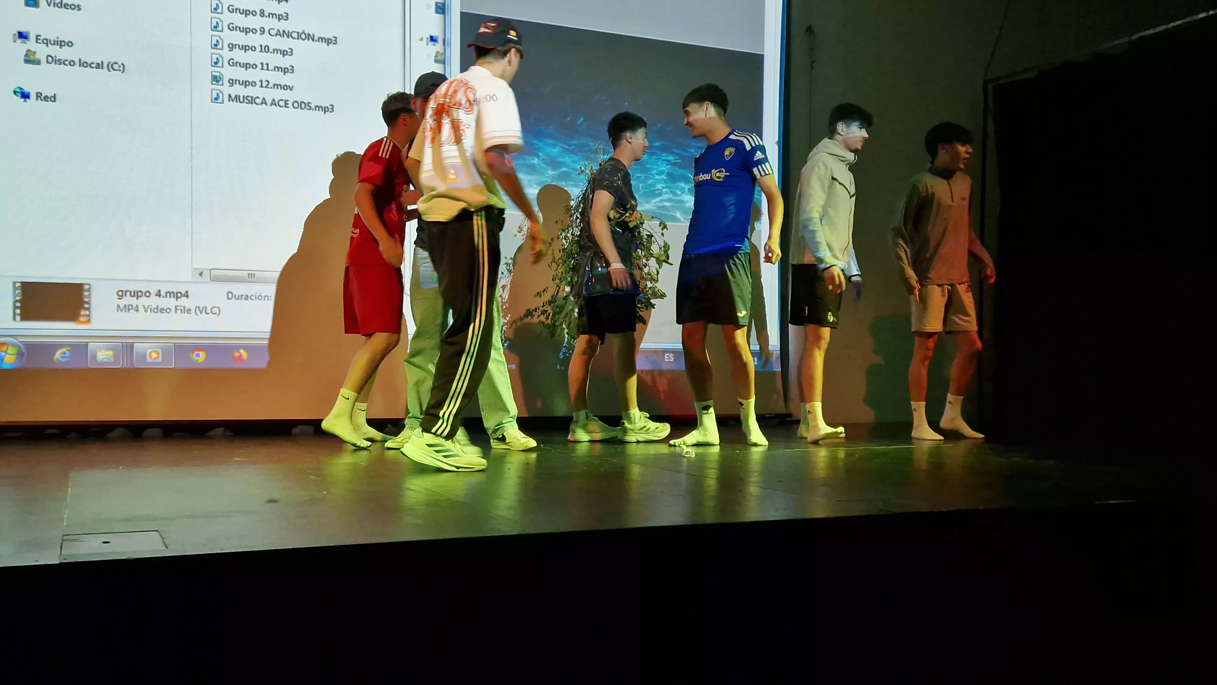 Alumnado de Ciencias de la Actividad Física y el Deporte representando los ODS. Foto Myriam Martínez 