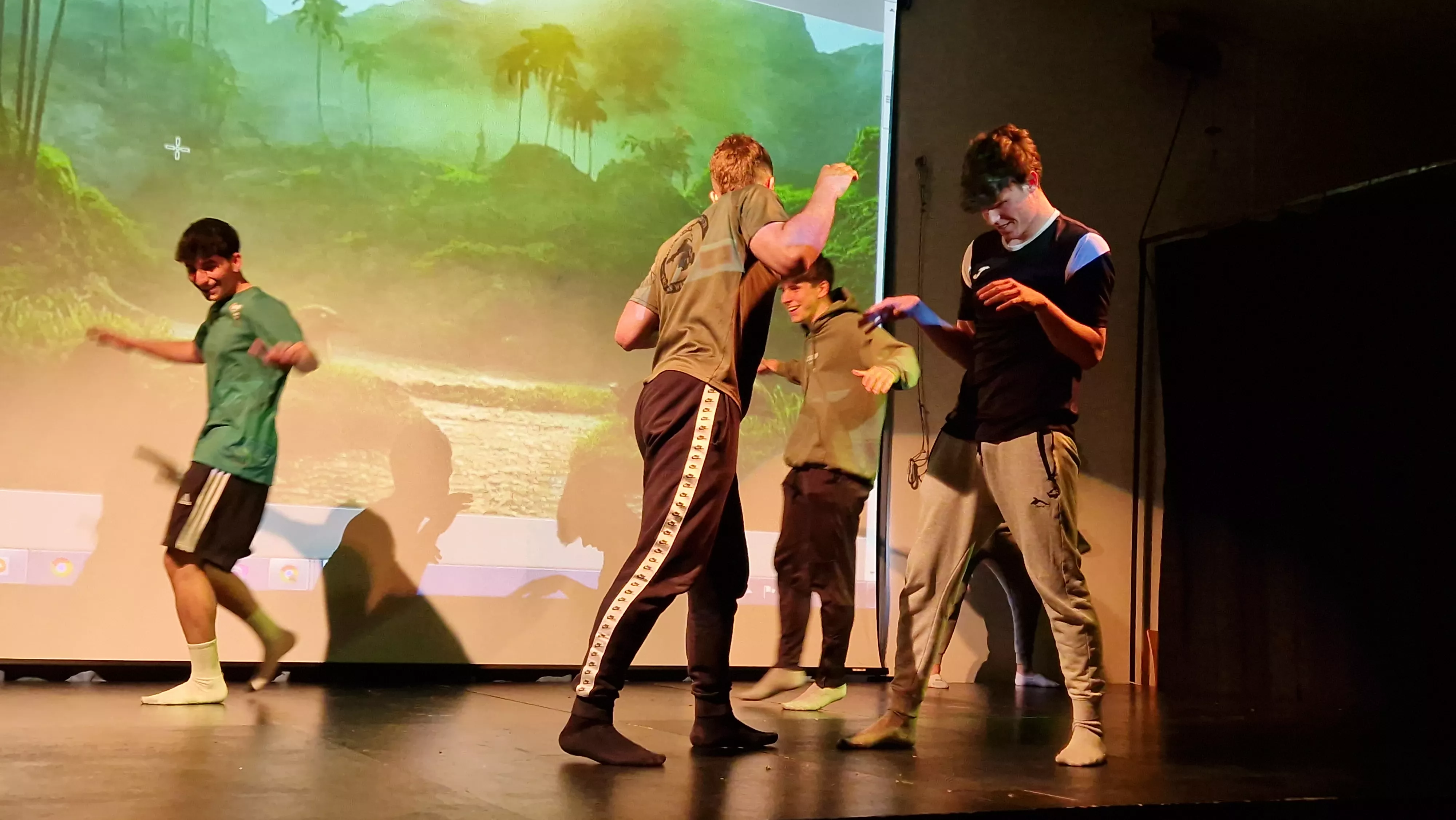 Alumnado de Ciencias de la Actividad Física y el Deporte representando los ODS. Foto Myriam Martínez 
