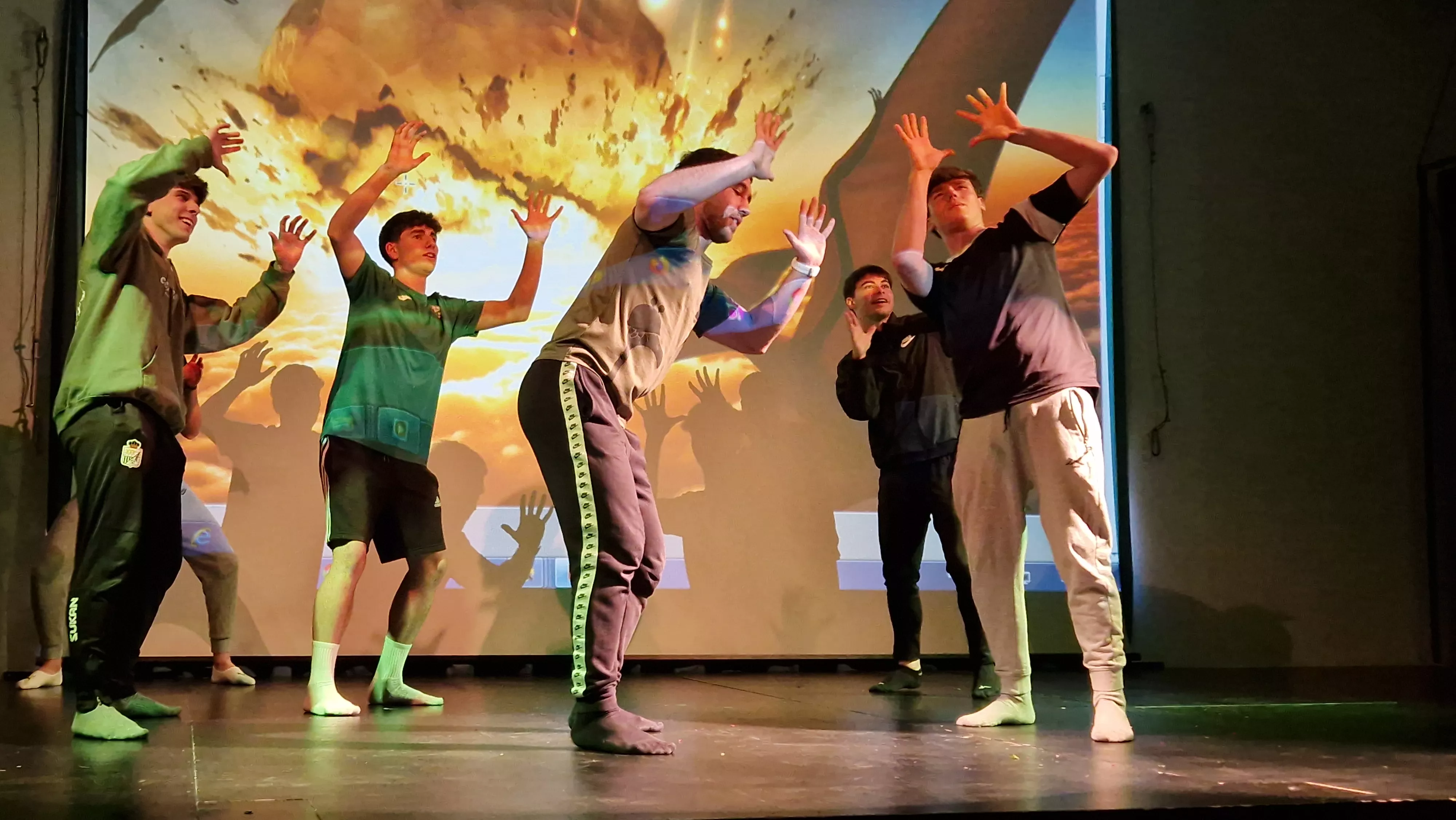 Alumnado de Ciencias de la Actividad Física y el Deporte representando los ODS. Foto Myriam Martínez 