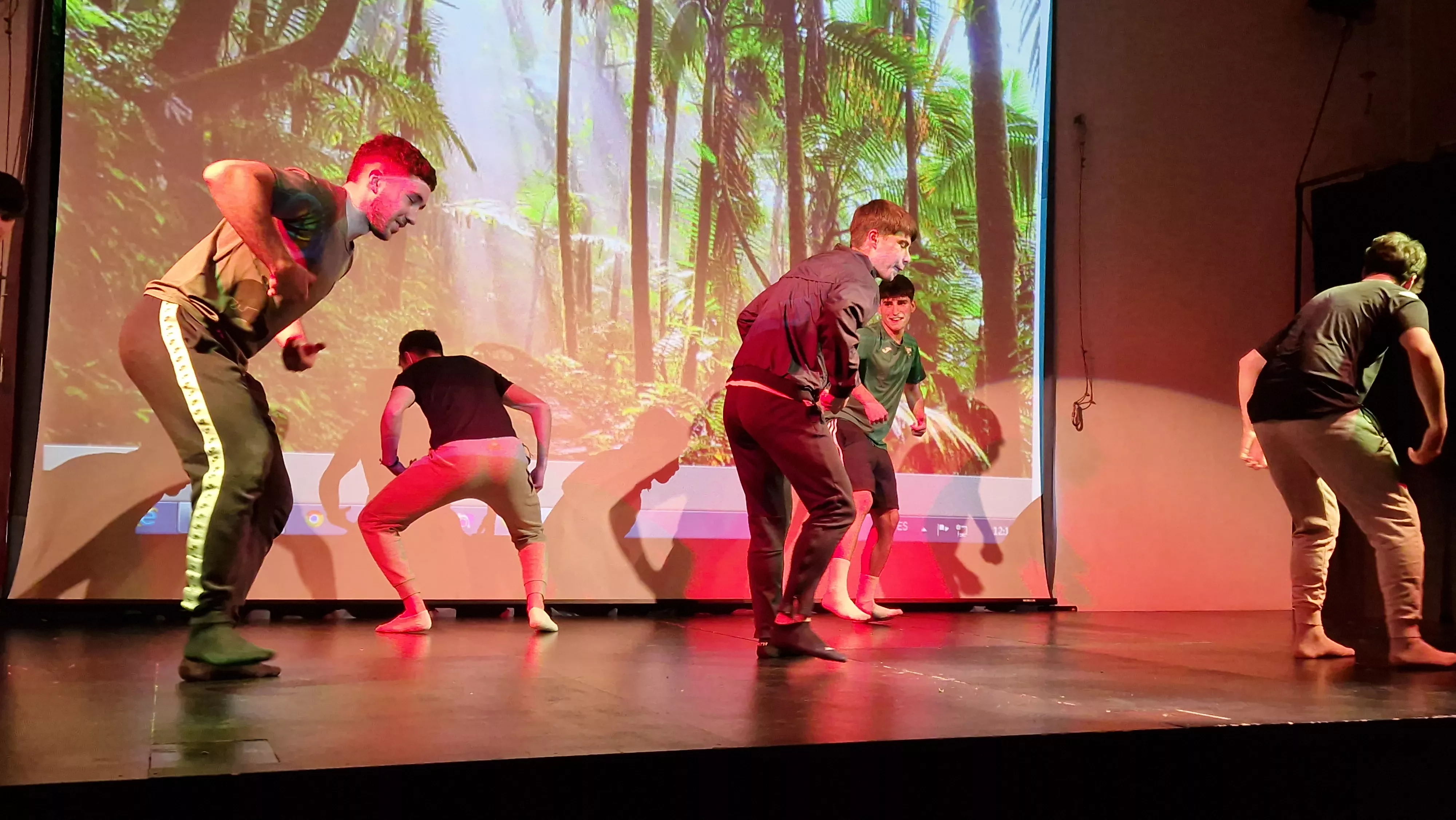 Alumnado de Ciencias de la Actividad Física y el Deporte representando los ODS. Foto Myriam Martínez 