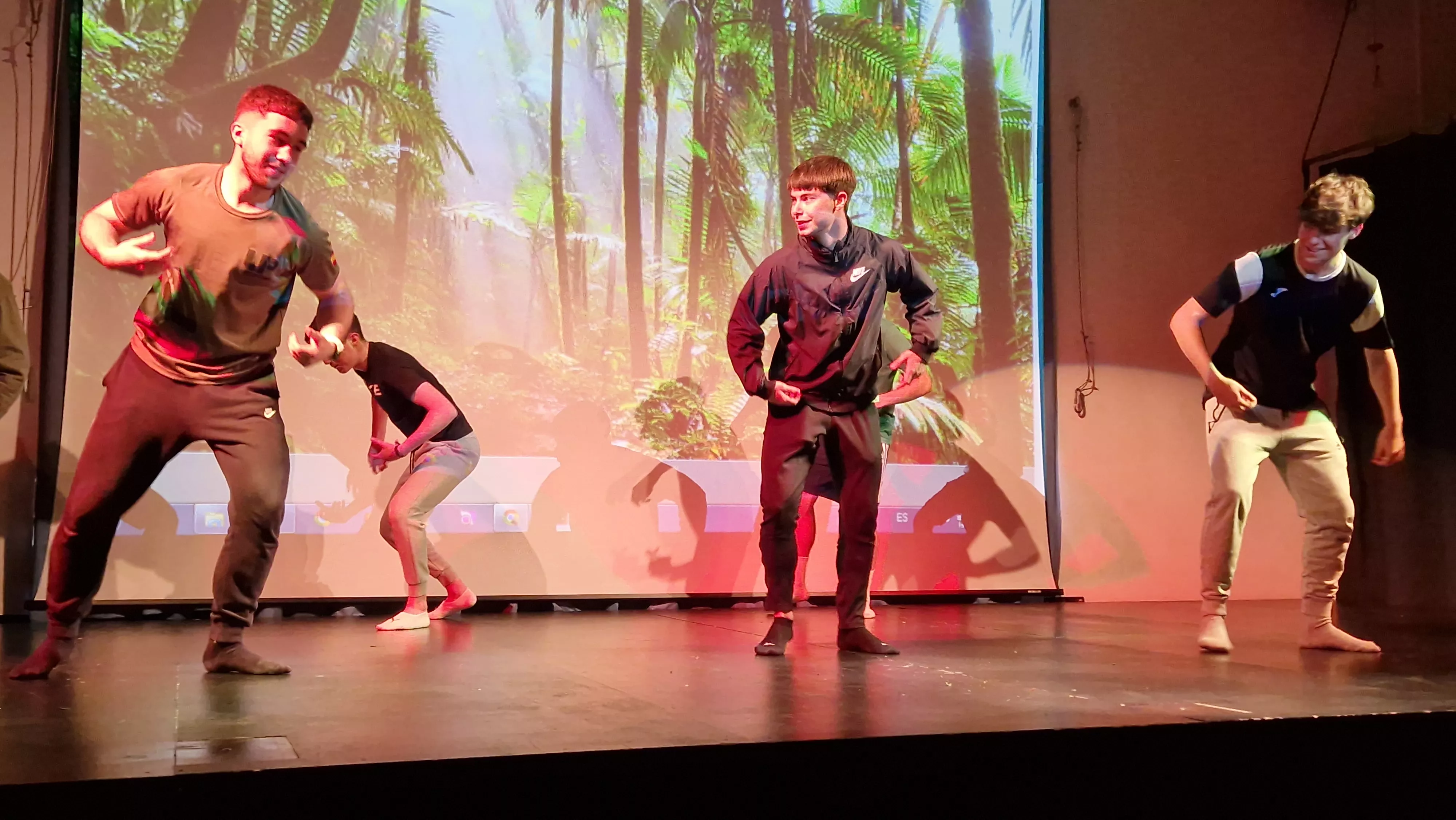 Alumnado de Ciencias de la Actividad Física y el Deporte representando los ODS. Foto Myriam Martínez 