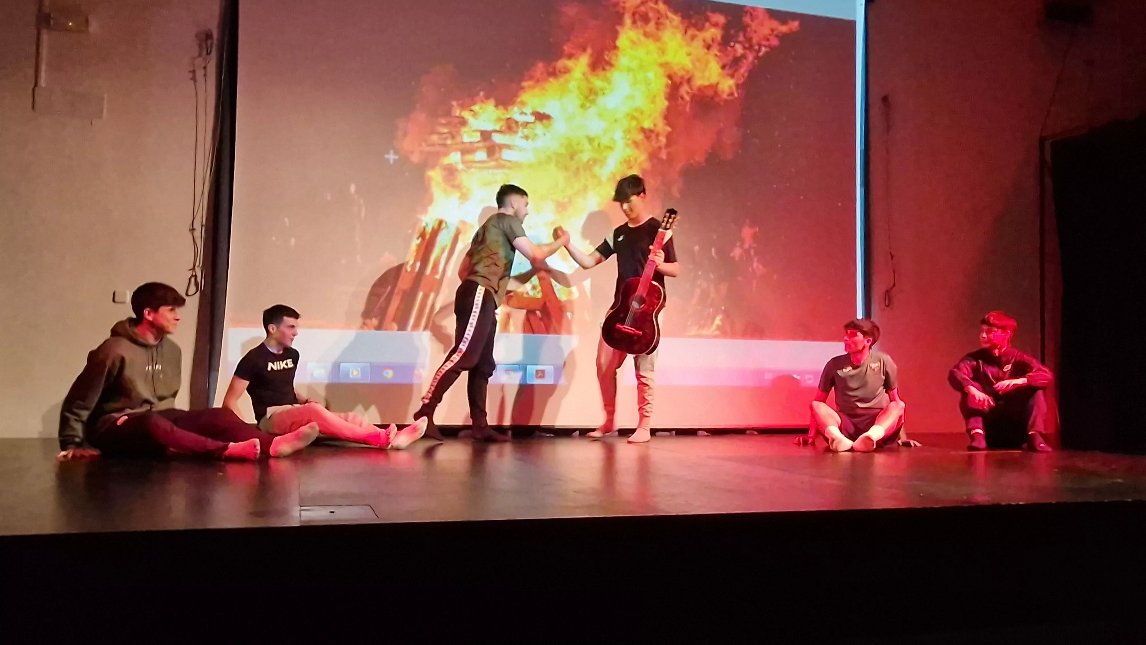 Alumnado de Ciencias de la Actividad Física y el Deporte representando los ODS. Foto Myriam Martínez 