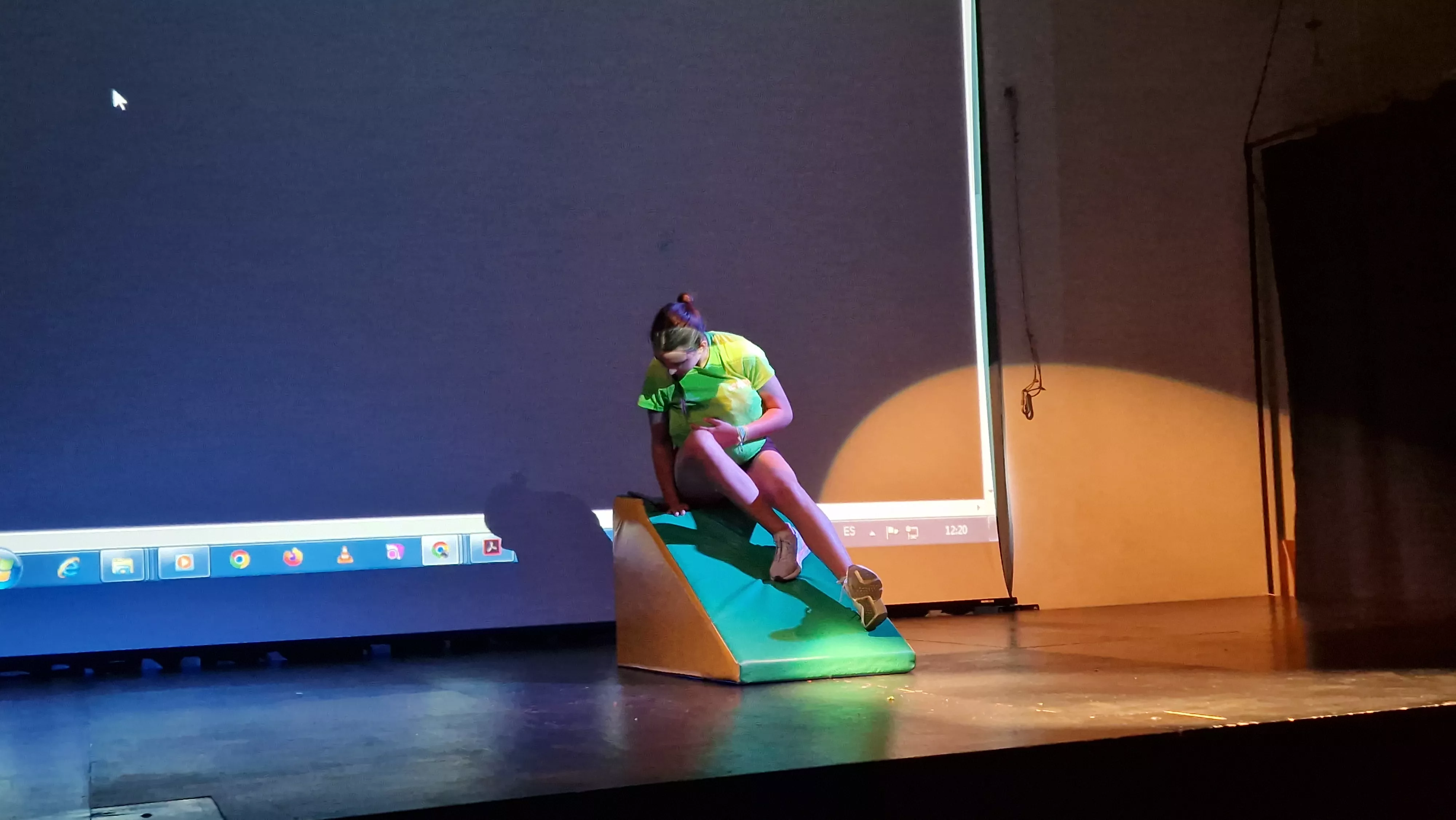 Alumnado de Ciencias de la Actividad Física y el Deporte representando los ODS. Foto Myriam Martínez 