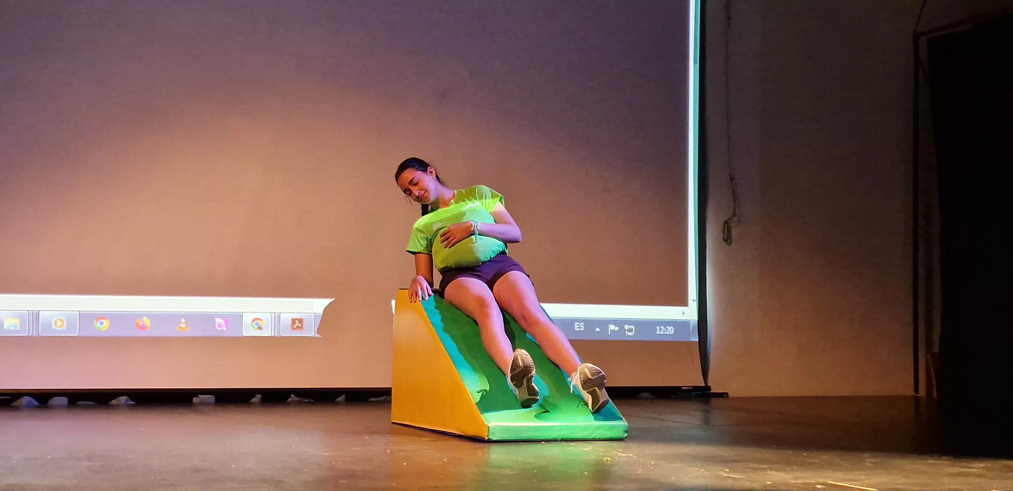 Alumnado de Ciencias de la Actividad Física y el Deporte representando los ODS. Foto Myriam Martínez 