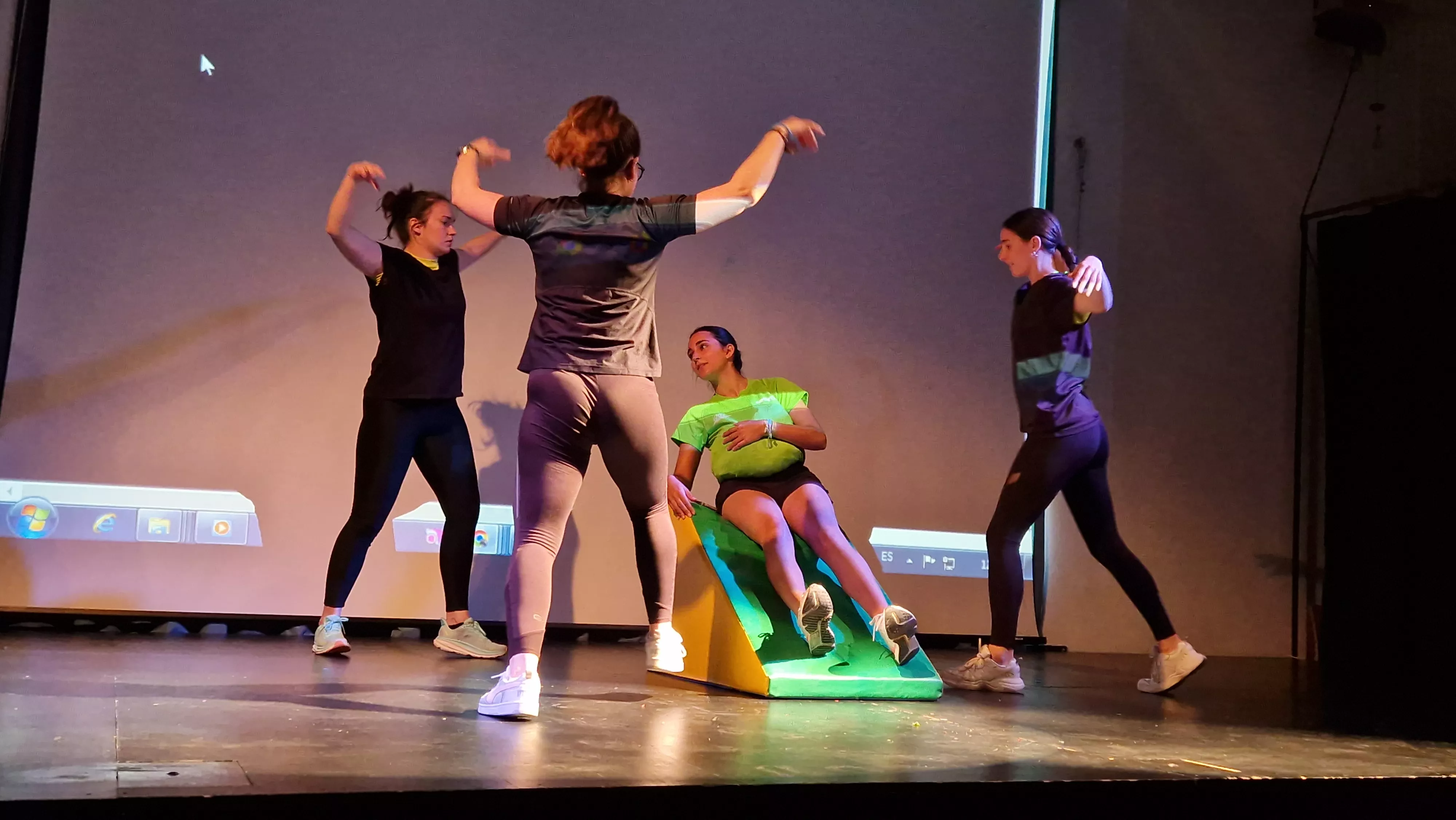 Alumnado de Ciencias de la Actividad Física y el Deporte representando los ODS. Foto Myriam Martínez 