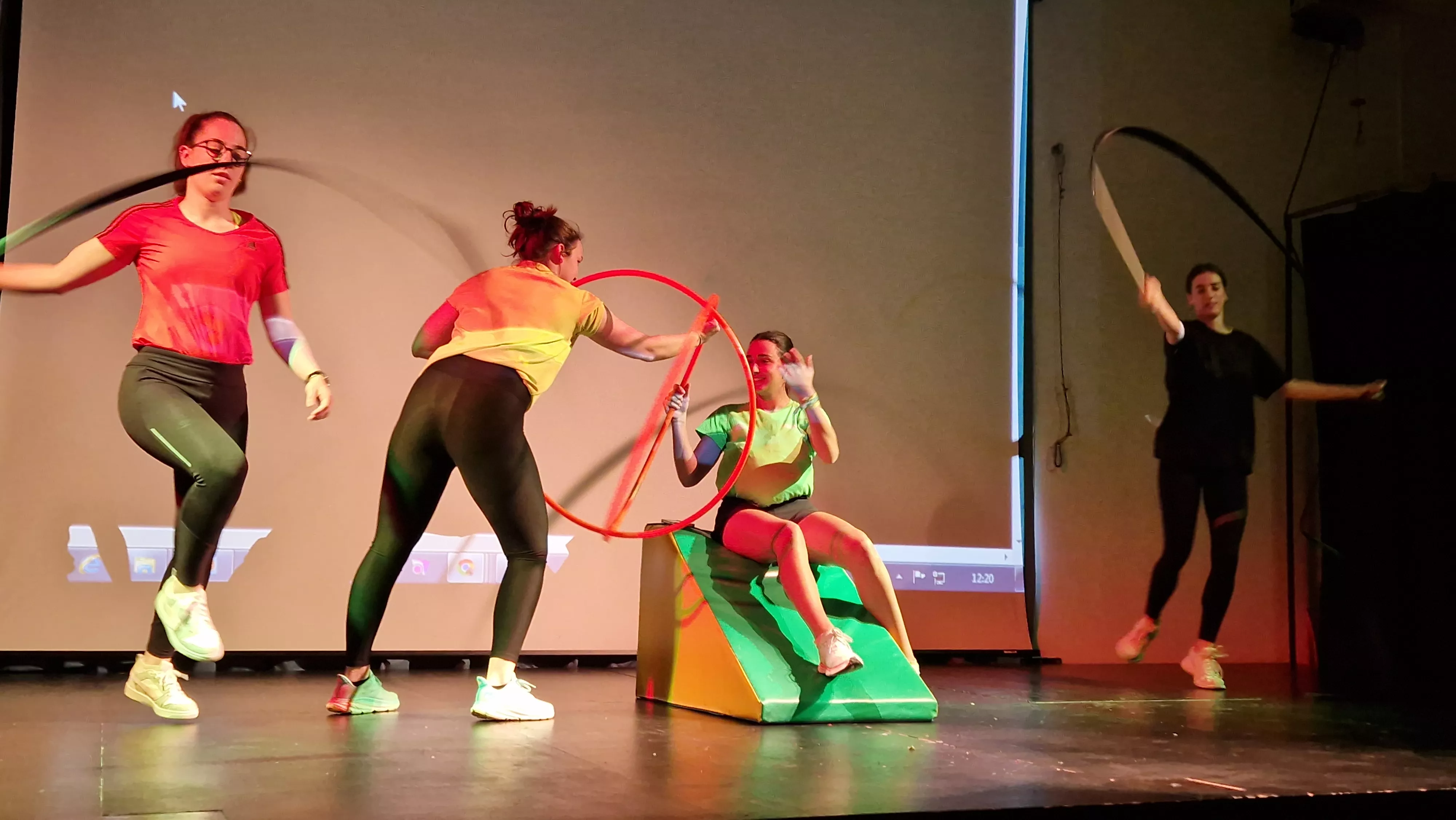 Alumnado de Ciencias de la Actividad Física y el Deporte representando los ODS. Foto Myriam Martínez 