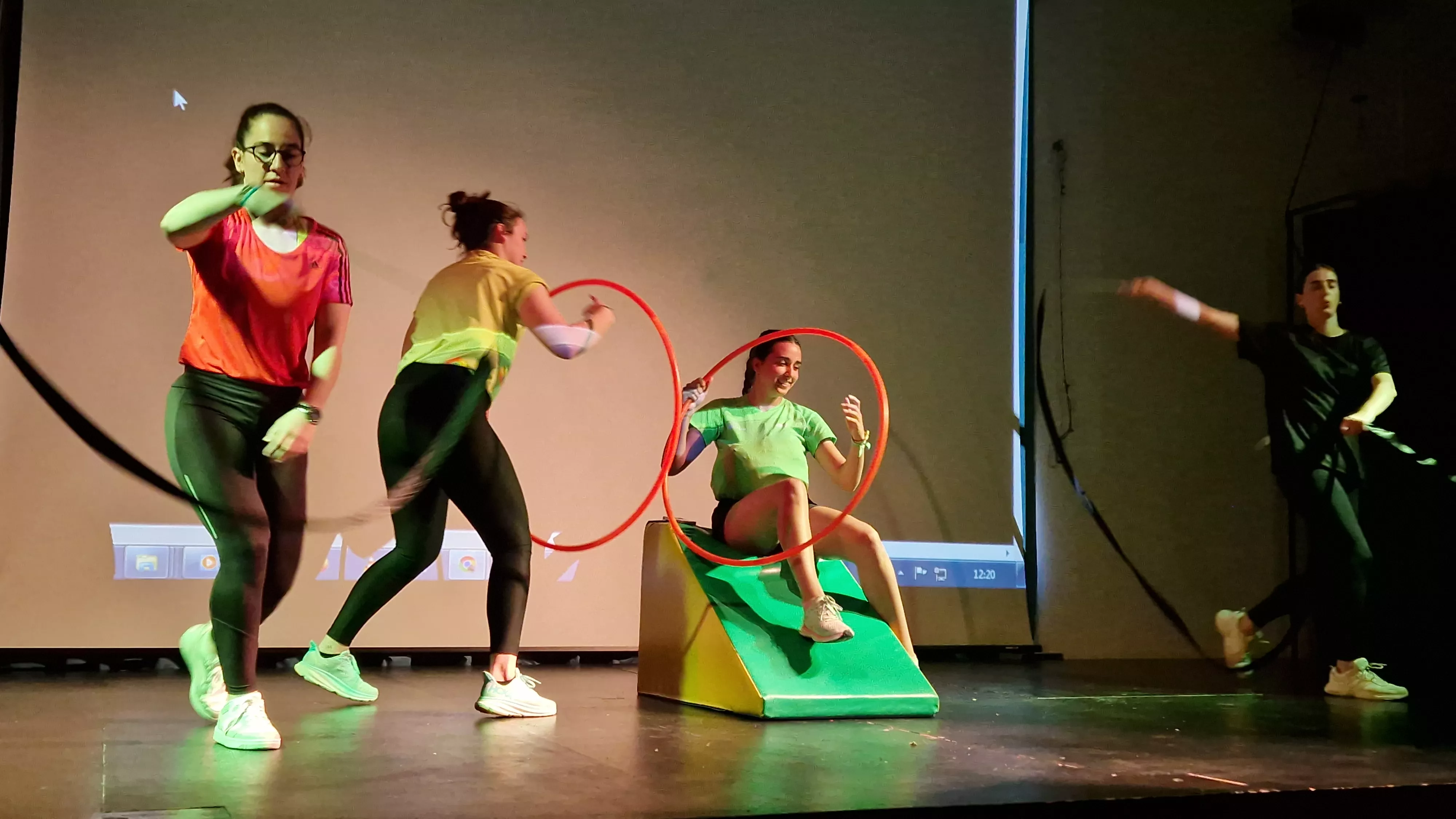Alumnado de Ciencias de la Actividad Física y el Deporte representando los ODS. Foto Myriam Martínez 