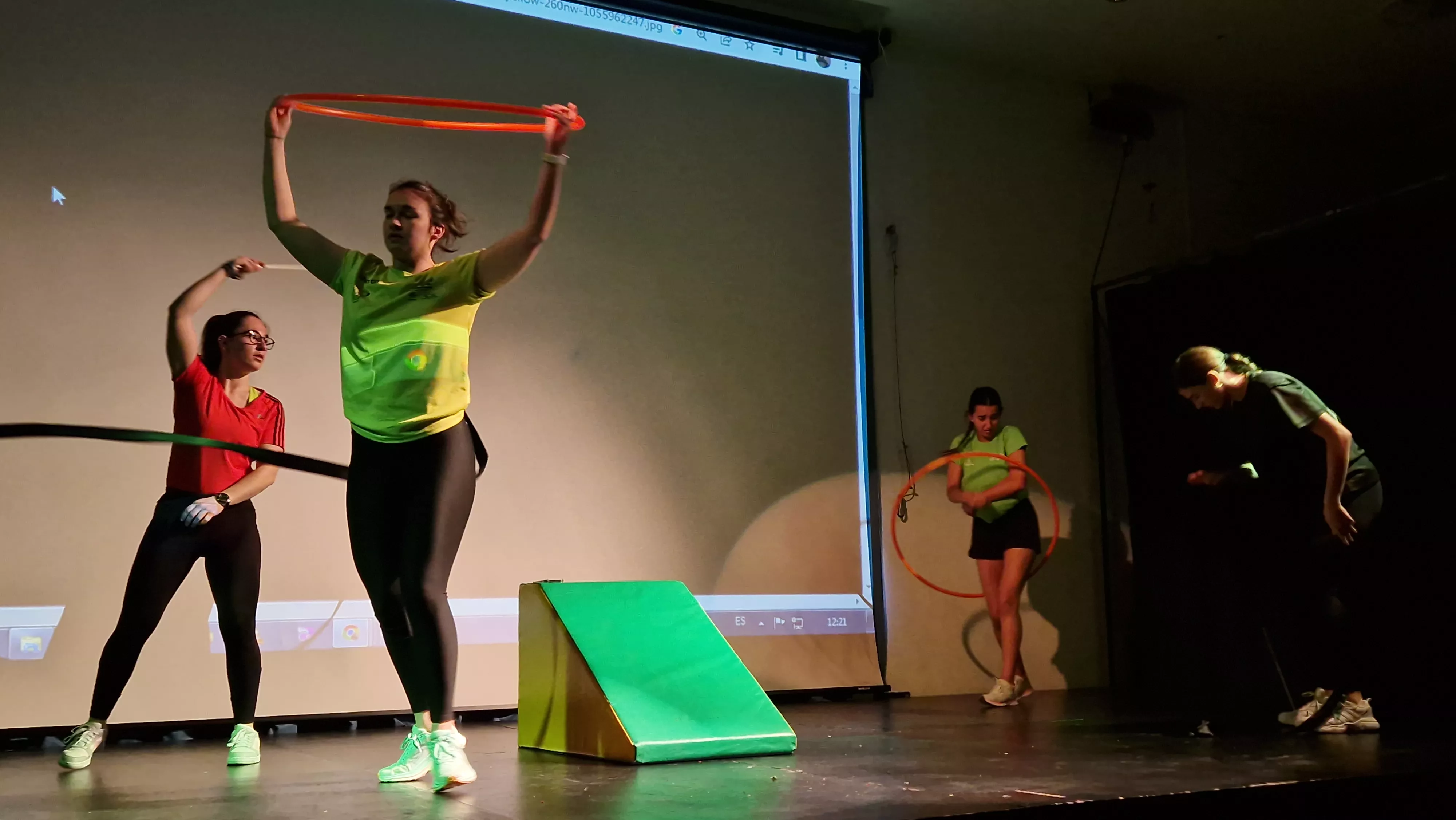 Alumnado de Ciencias de la Actividad Física y el Deporte representando los ODS. Foto Myriam Martínez 
