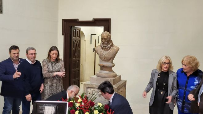 Hernández y Felipe depositan las flores bajo el busto del Justicia de Aragón ubicada en el patio consistorial