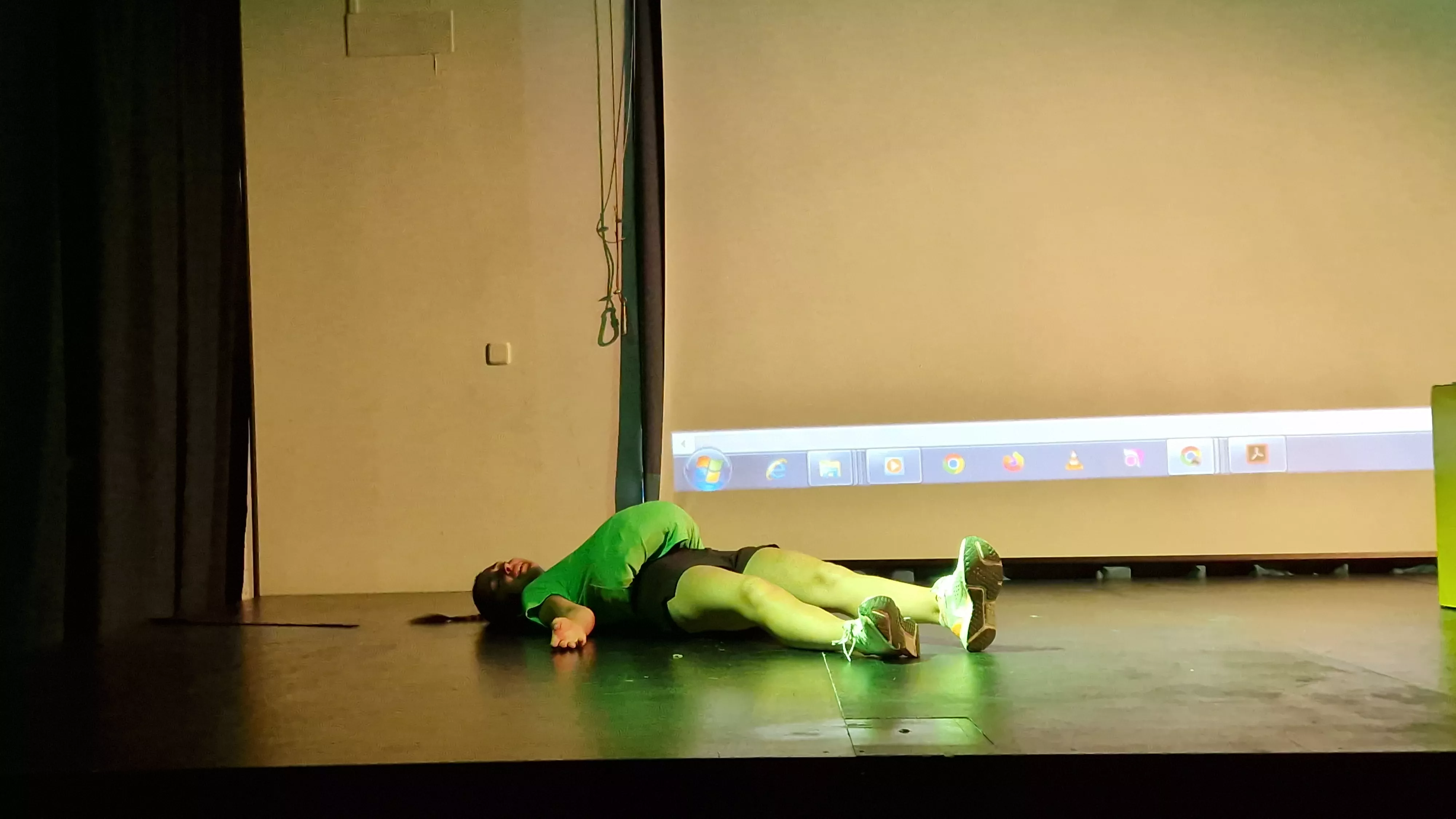 Alumnado de Ciencias de la Actividad Física y el Deporte representando los ODS. Foto Myriam Martínez 