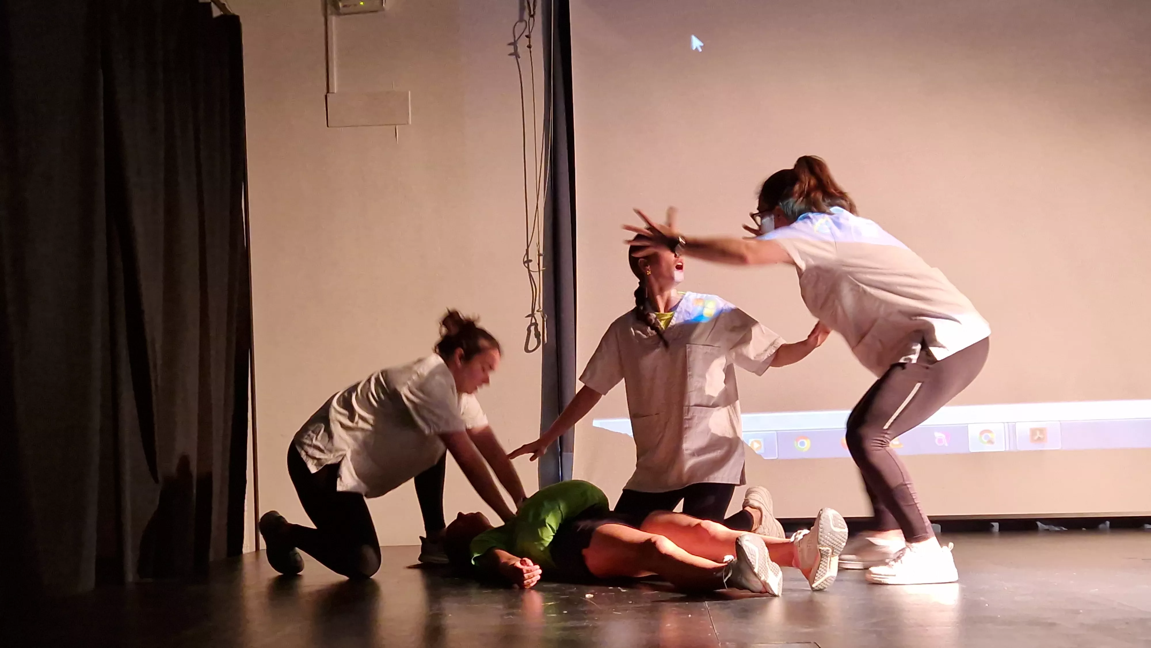 Alumnado de Ciencias de la Actividad Física y el Deporte representando los ODS. Foto Myriam Martínez 
