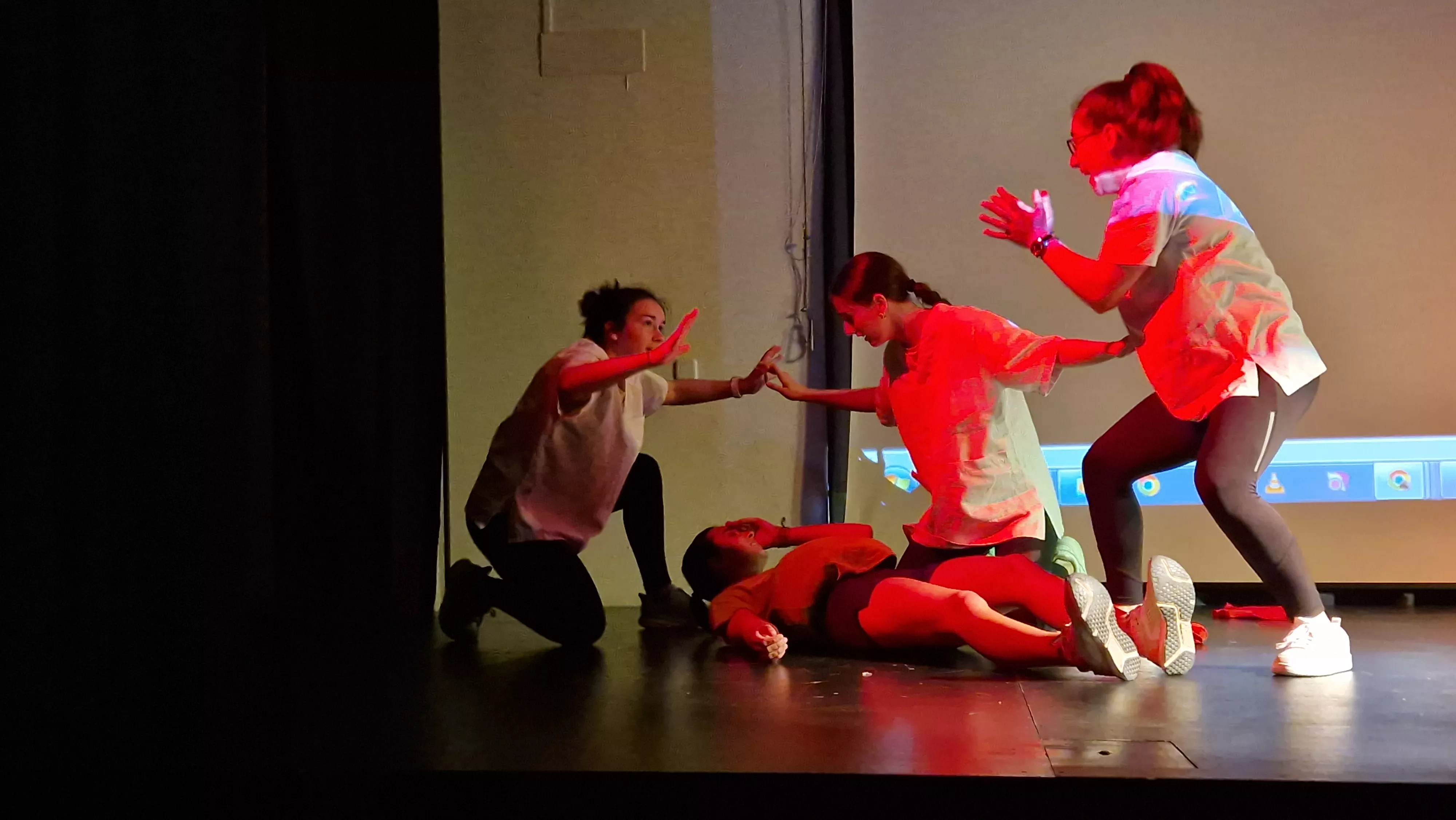 Alumnado de Ciencias de la Actividad Física y el Deporte representando los ODS. Foto Myriam Martínez 