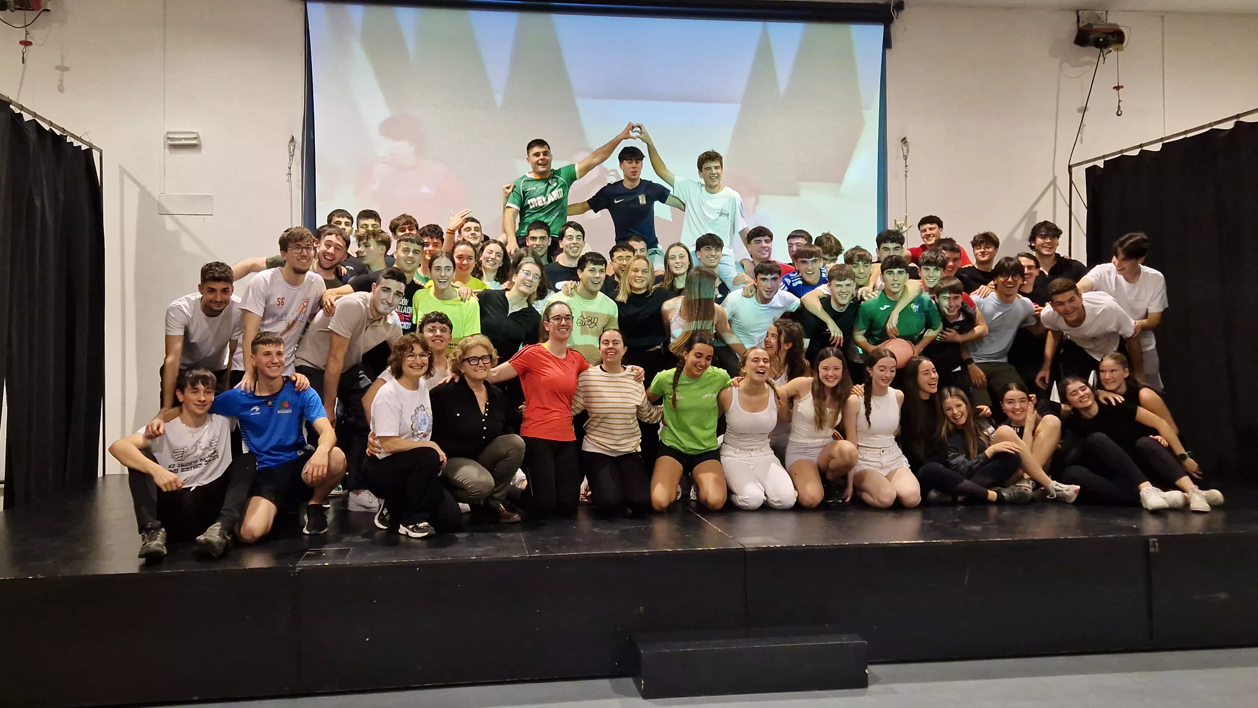 Foto de familia del alumnado de Ciencias de la Actividad Física y el Deporte al término de la representación  Foto Myriam Martínez
