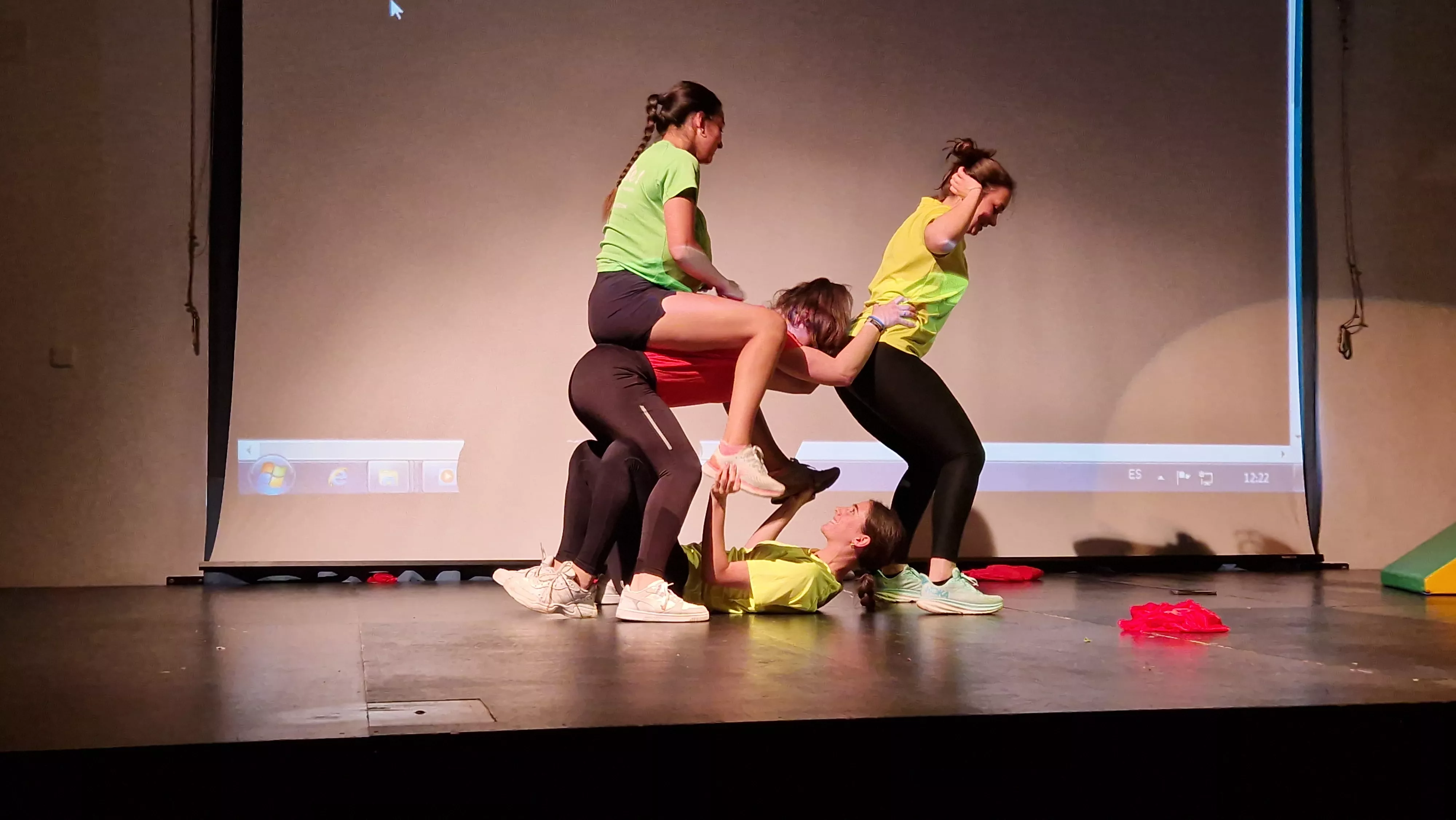 Alumnado de Ciencias de la Actividad Física y el Deporte representando los ODS. Foto Myriam Martínez 