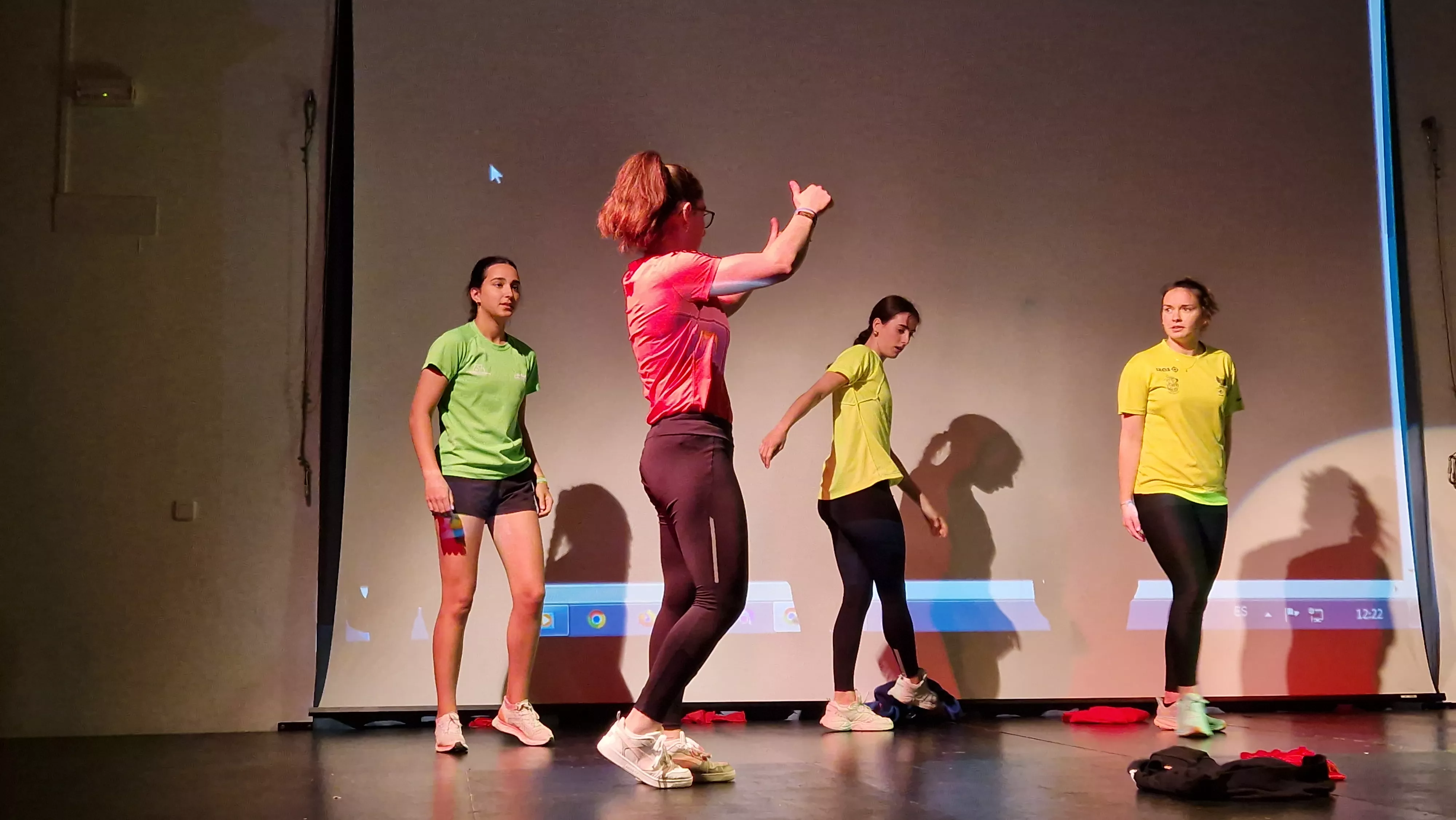 Alumnado de Ciencias de la Actividad Física y el Deporte representando los ODS. Foto Myriam Martínez 