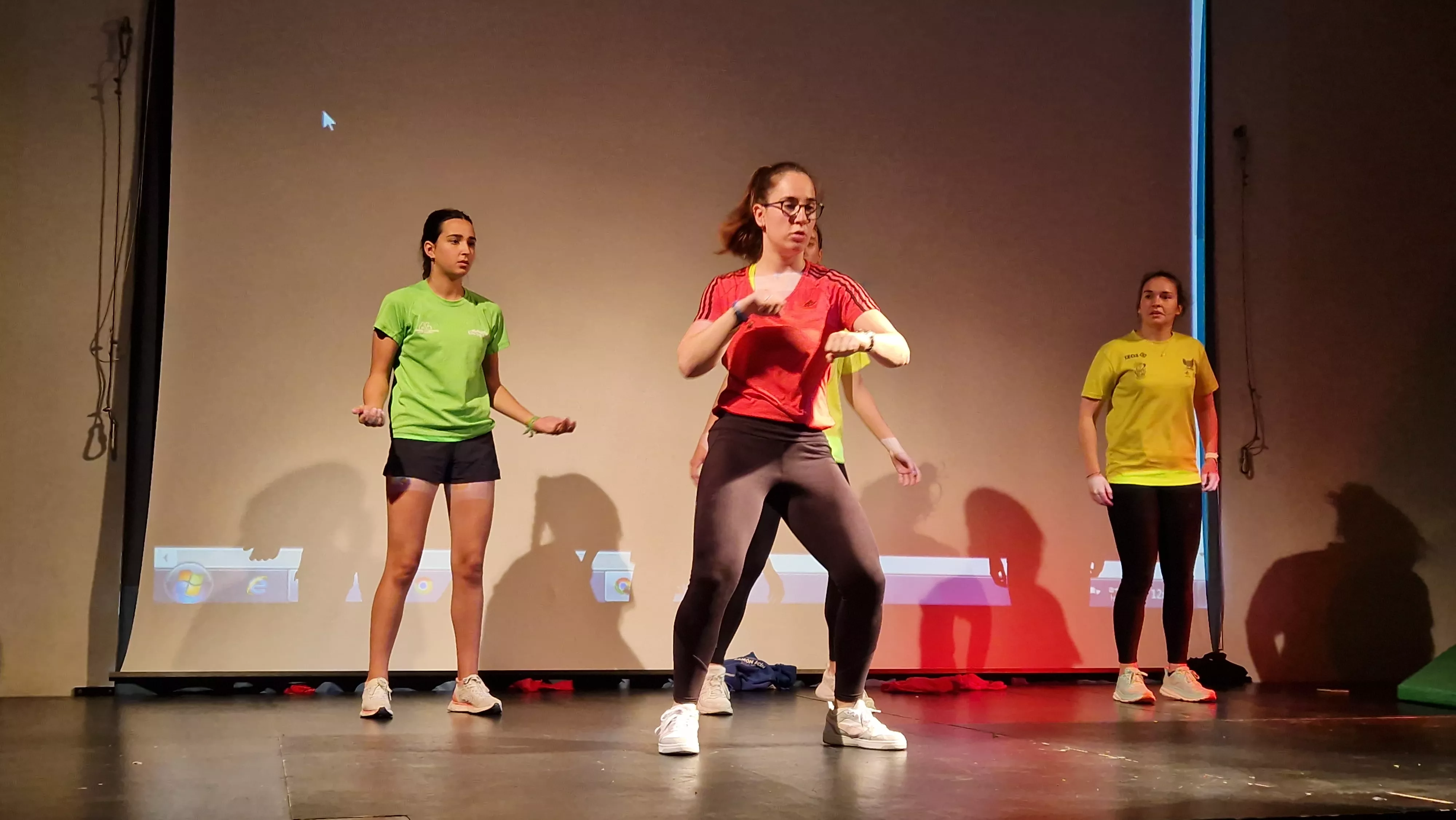 Alumnado de Ciencias de la Actividad Física y el Deporte representando los ODS. Foto Myriam Martínez 