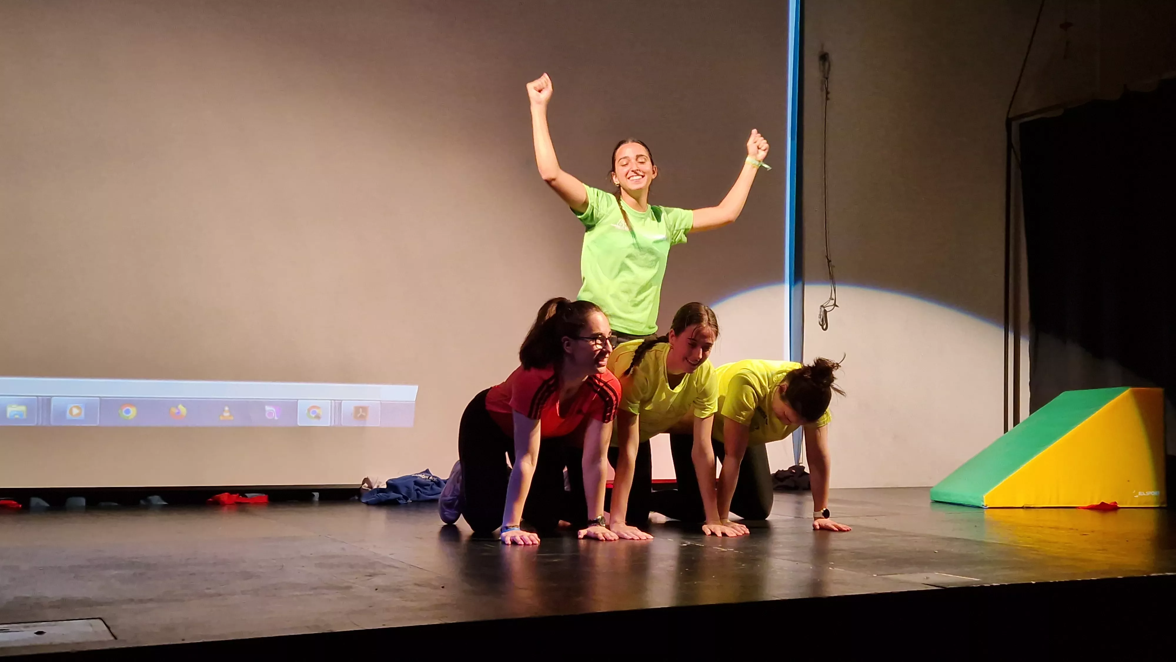 Alumnado de Ciencias de la Actividad Física y el Deporte representando los ODS. Foto Myriam Martínez 
