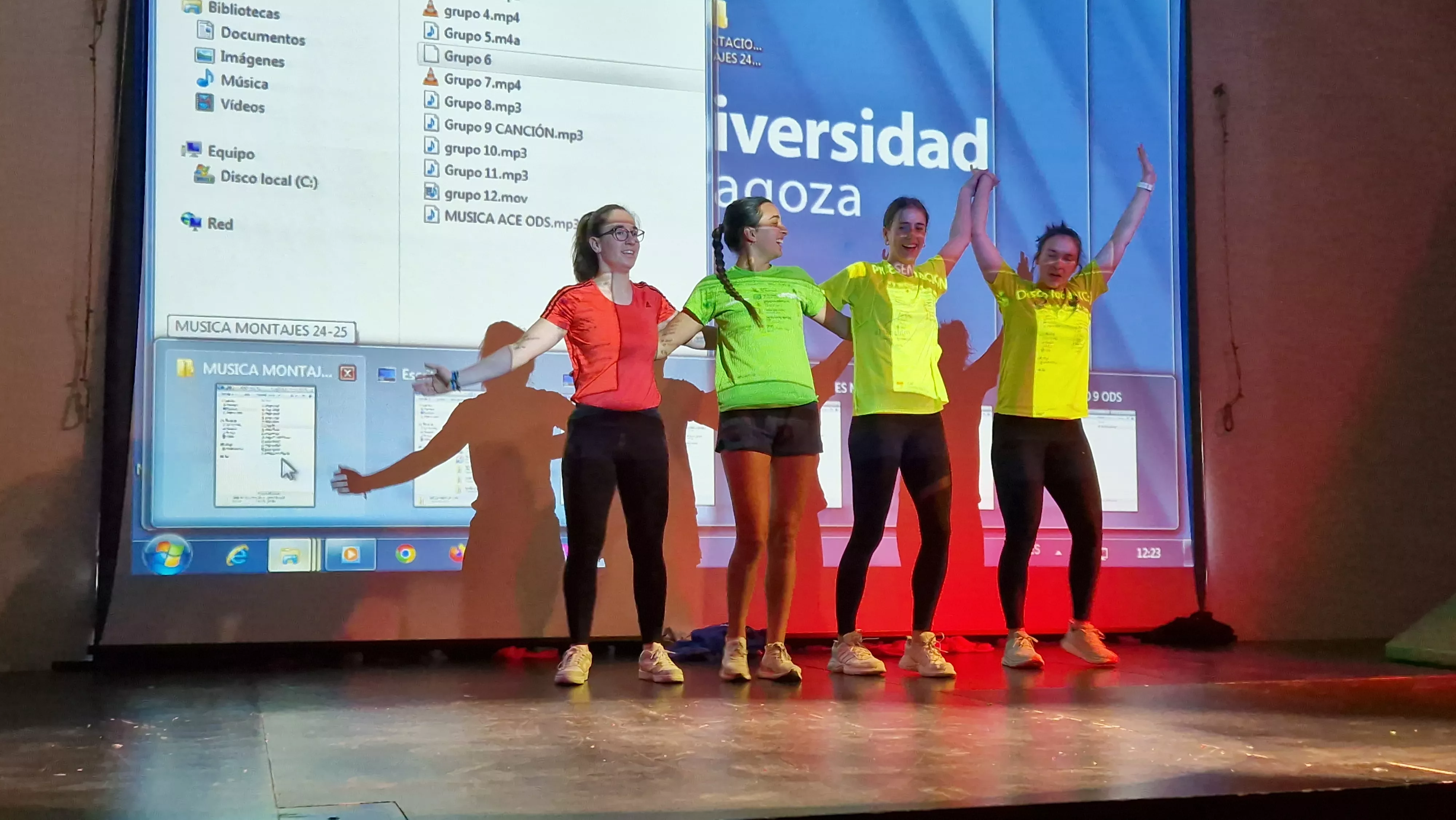Alumnado de Ciencias de la Actividad Física y el Deporte representando los ODS. Foto Myriam Martínez 