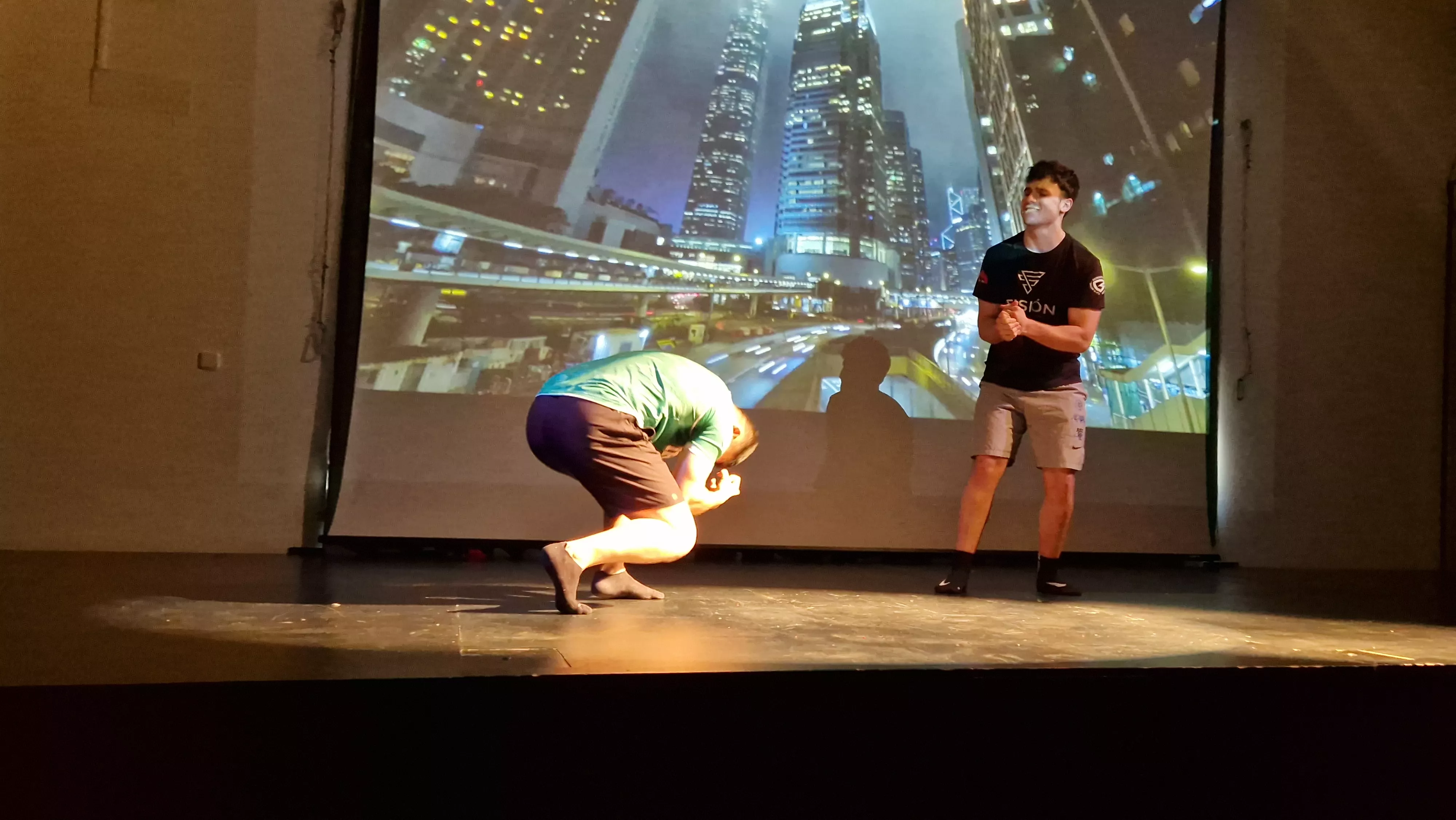 Alumnado de Ciencias de la Actividad Física y el Deporte representando los ODS. Foto Myriam Martínez 