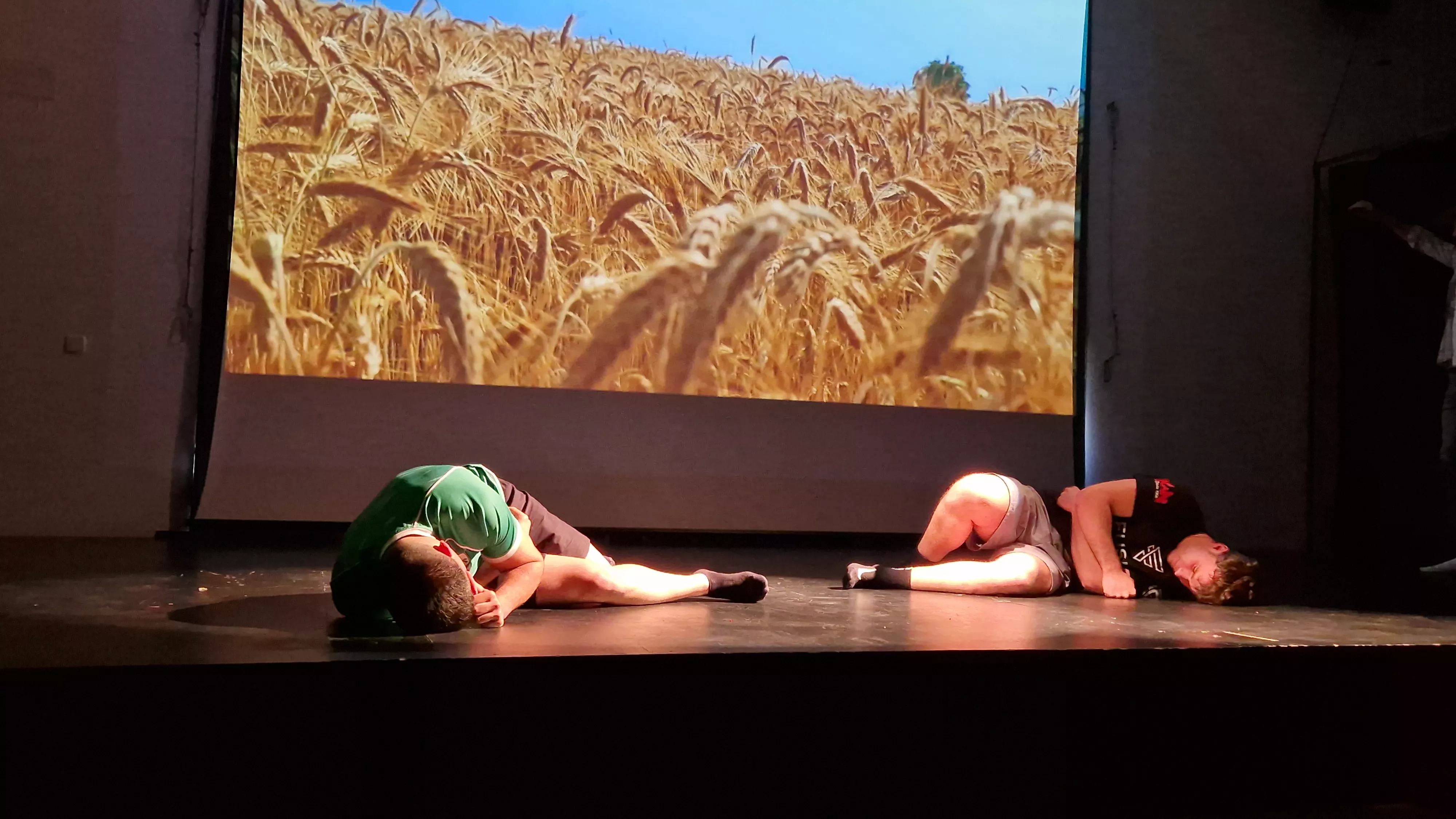 Alumnado de Ciencias de la Actividad Física y el Deporte representando los ODS. Foto Myriam Martínez