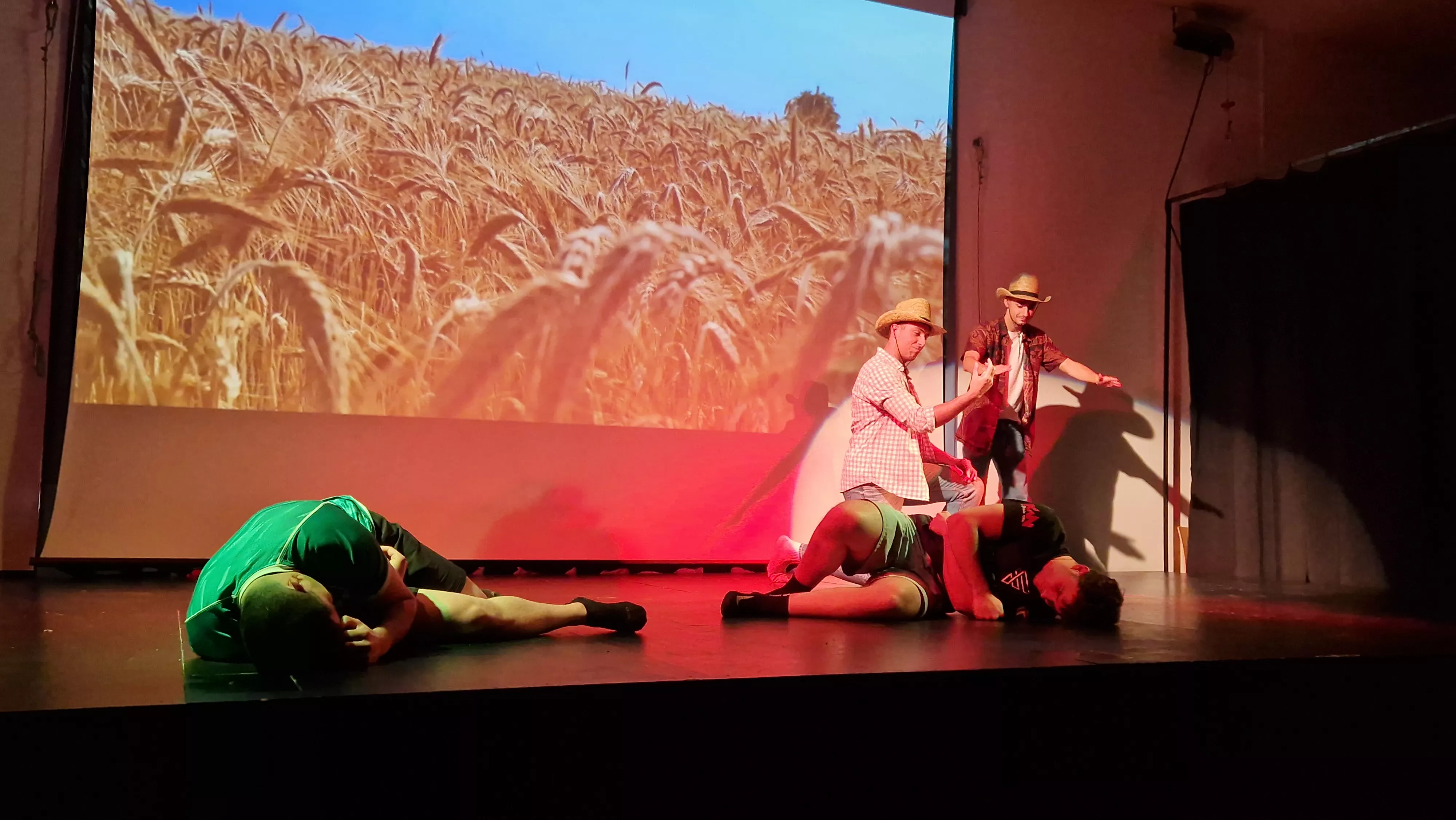 Alumnado de Ciencias de la Actividad Física y el Deporte representando los ODS. Foto Myriam Martínez 