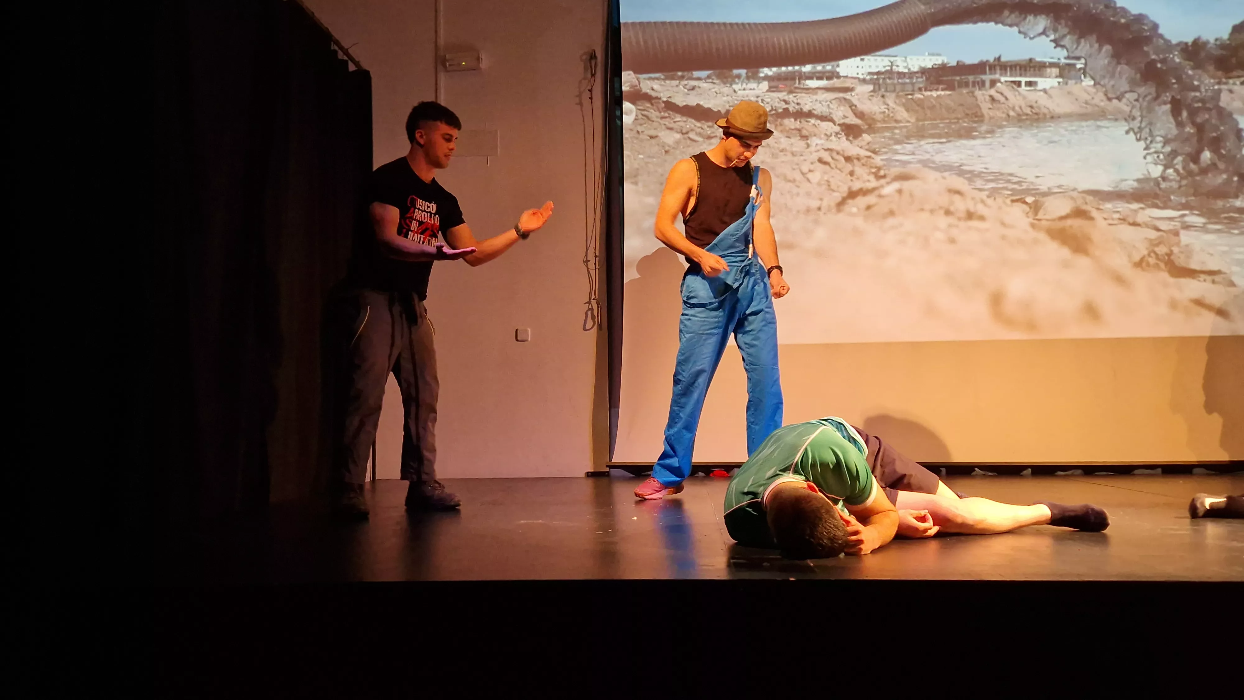 Alumnado de Ciencias de la Actividad Física y el Deporte representando los ODS. Foto Myriam Martínez 