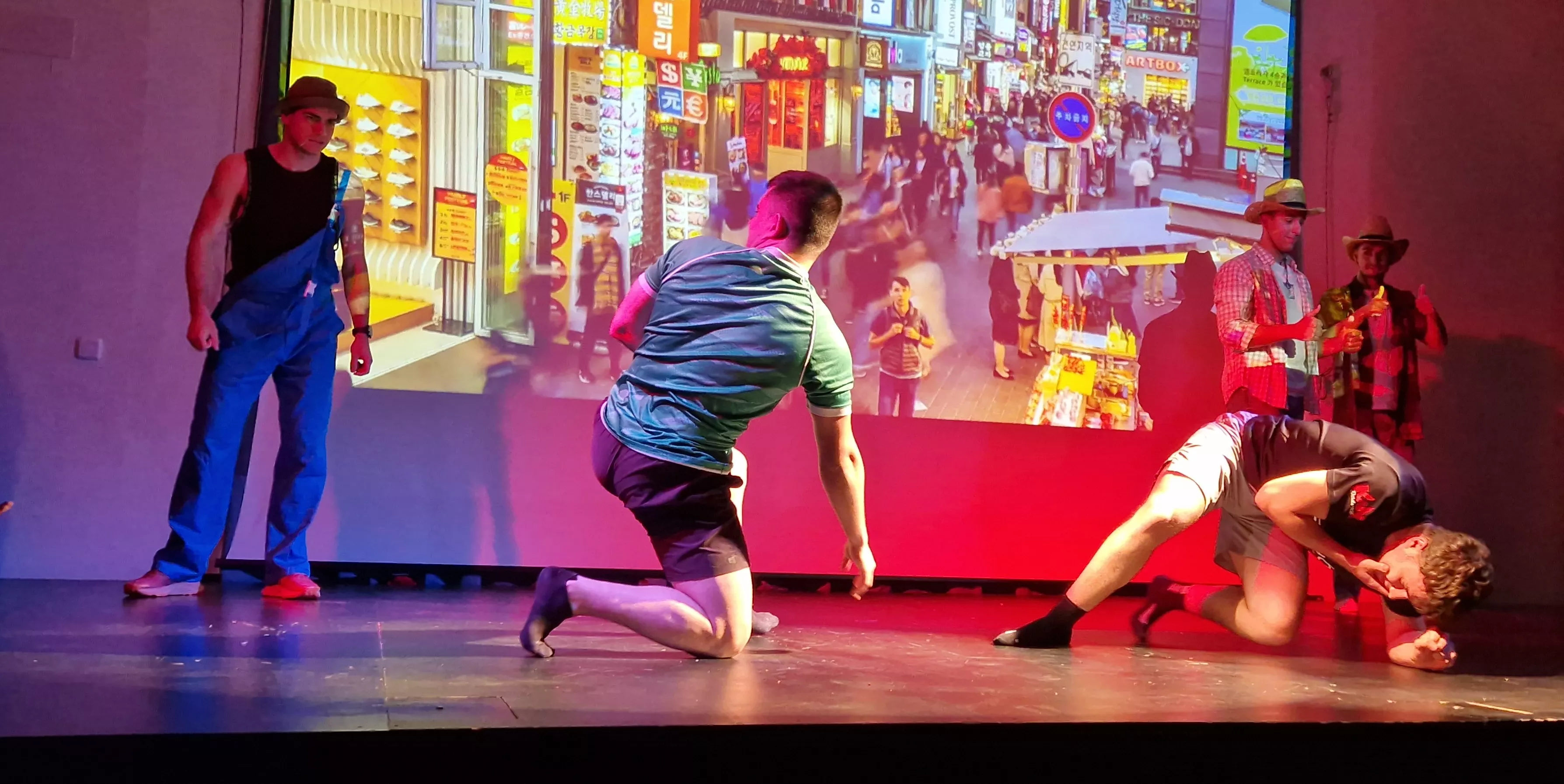 Alumnado de Ciencias de la Actividad Física y el Deporte representando los ODS. Foto Myriam Martínez 