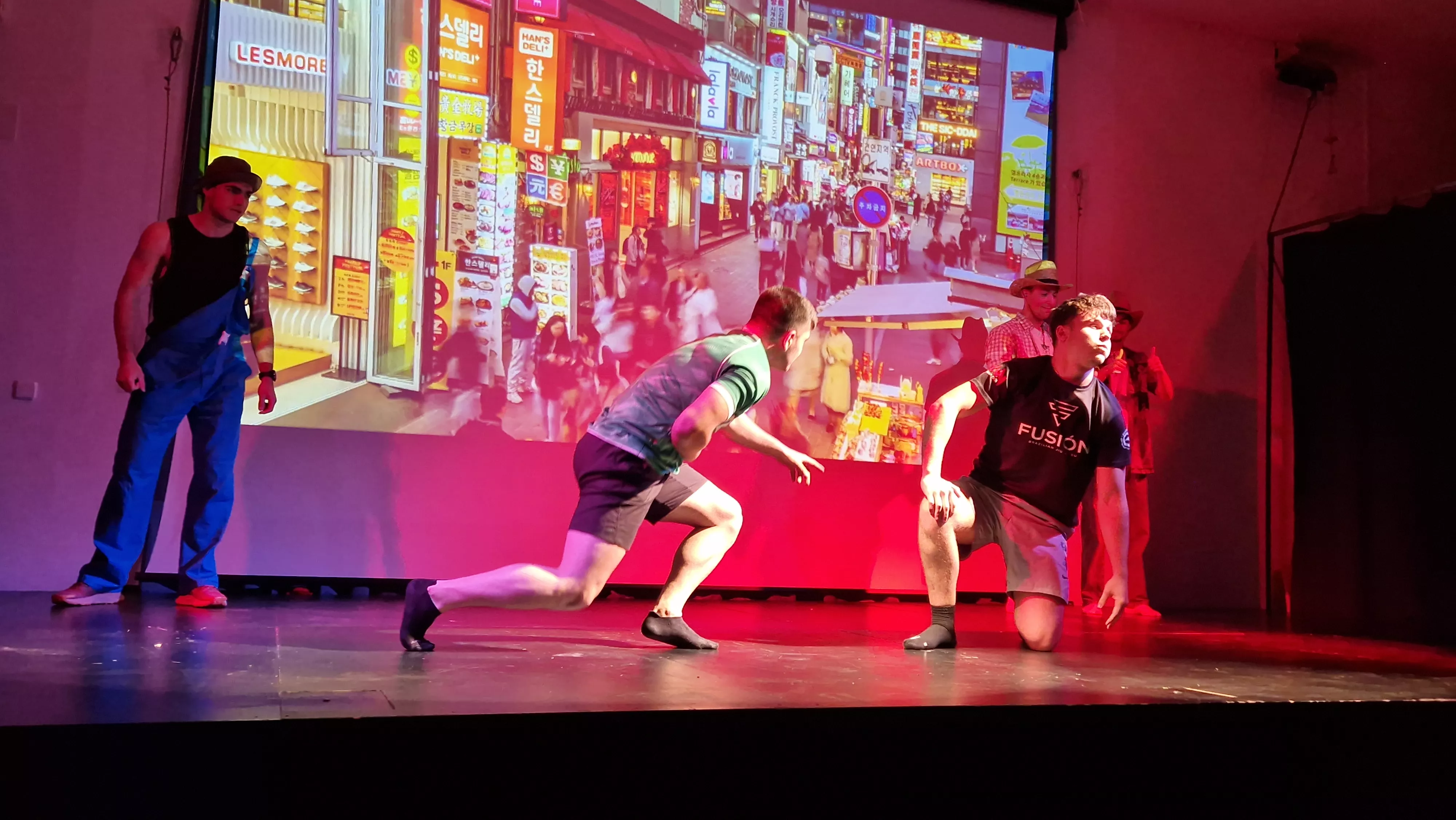 Alumnado de Ciencias de la Actividad Física y el Deporte representando los ODS. Foto Myriam Martínez 