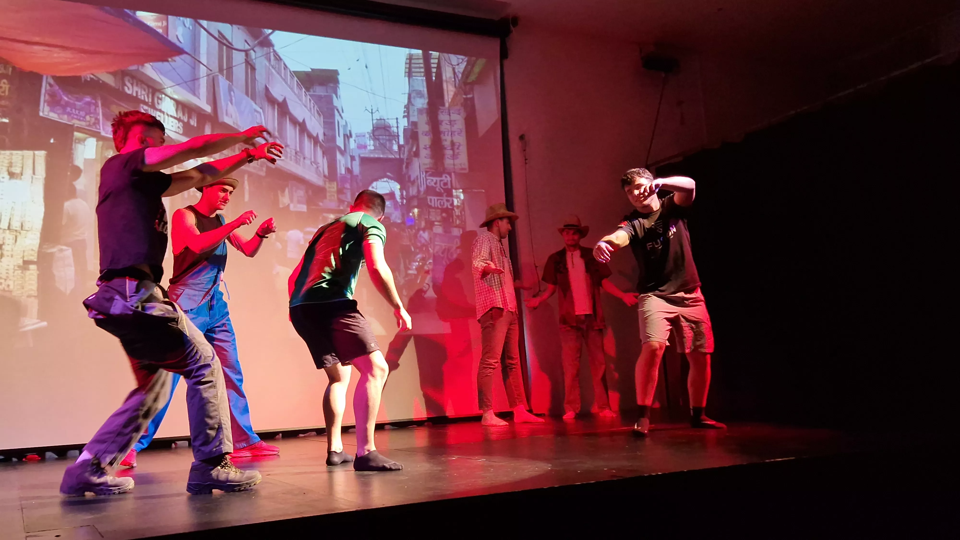 Alumnado de Ciencias de la Actividad Física y el Deporte representando los ODS. Foto Myriam Martínez 