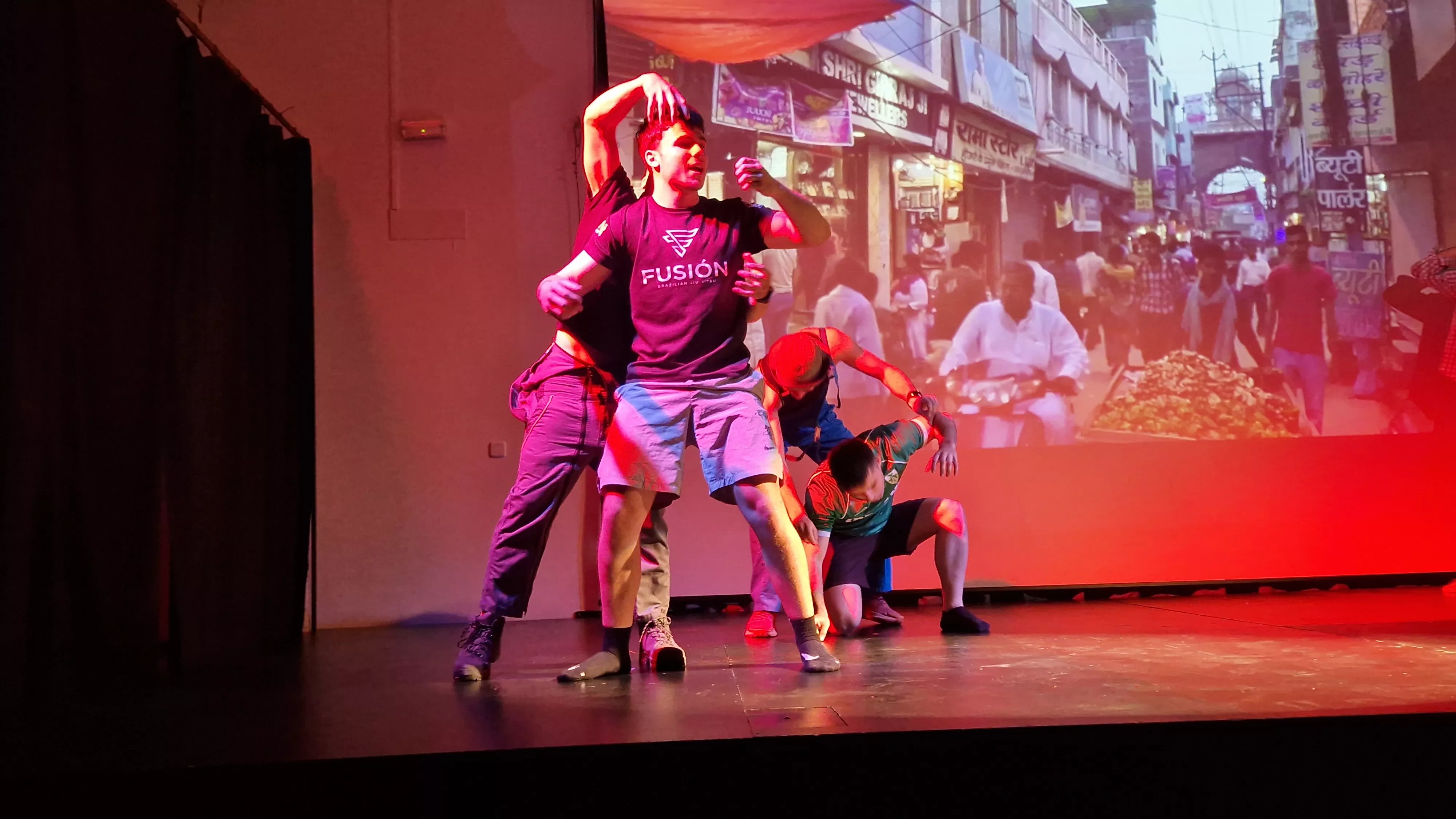 Alumnado de Ciencias de la Actividad Física y el Deporte representando los ODS. Foto Myriam Martínez 