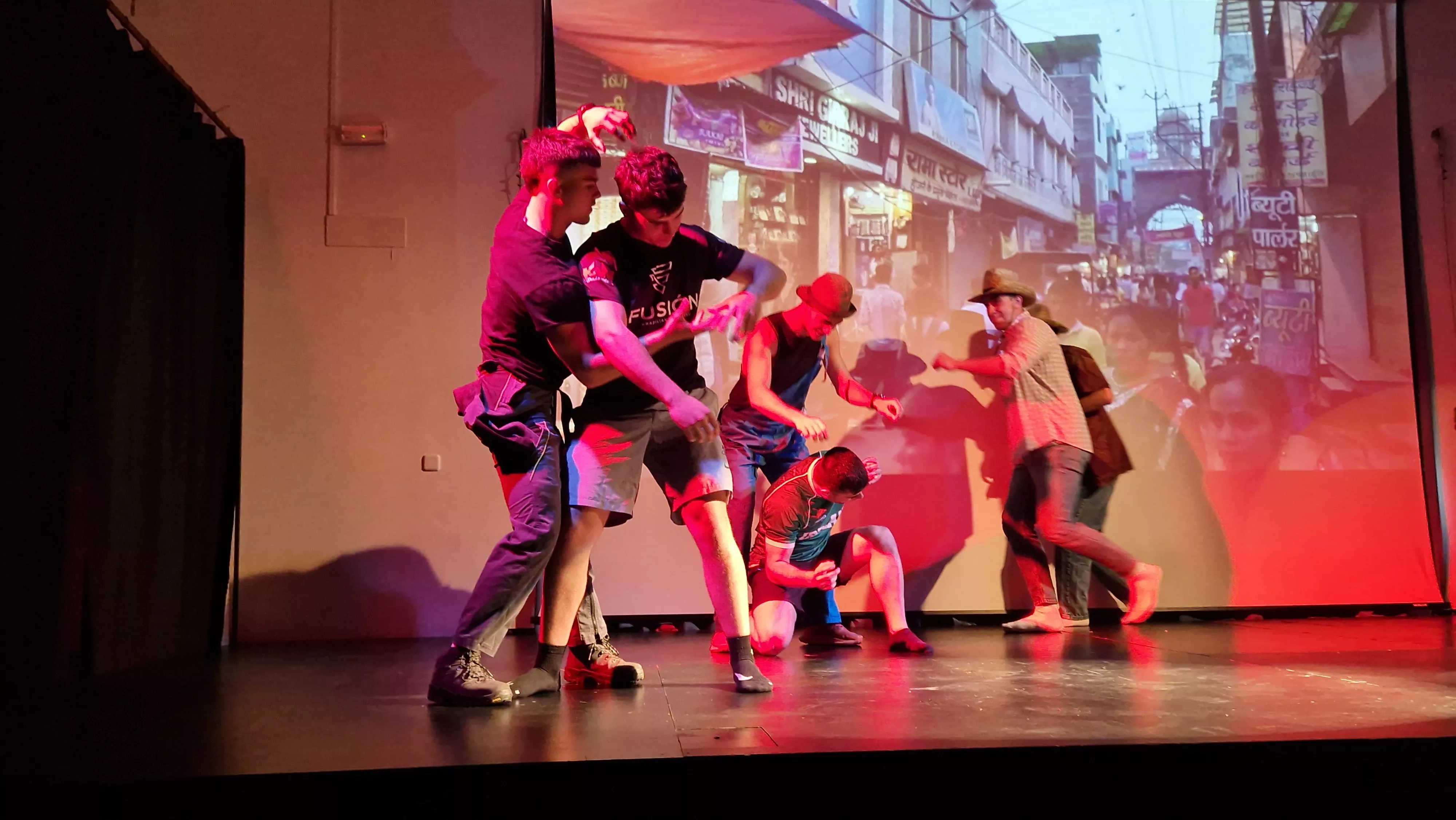 Alumnado de Ciencias de la Actividad Física y el Deporte representando los ODS. Foto Myriam Martínez 