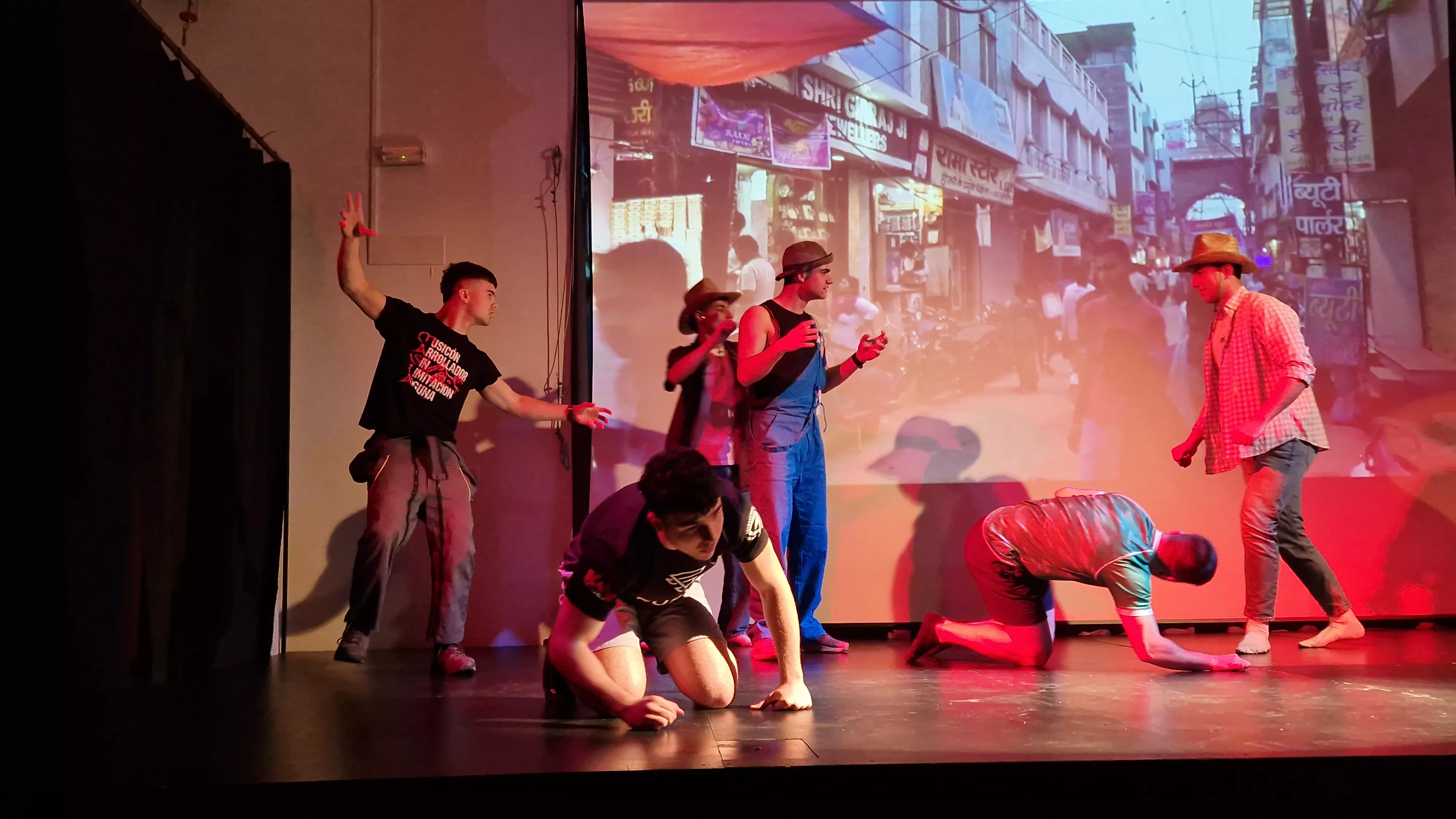 Alumnado de Ciencias de la Actividad Física y el Deporte representando los ODS. Foto Myriam Martínez 