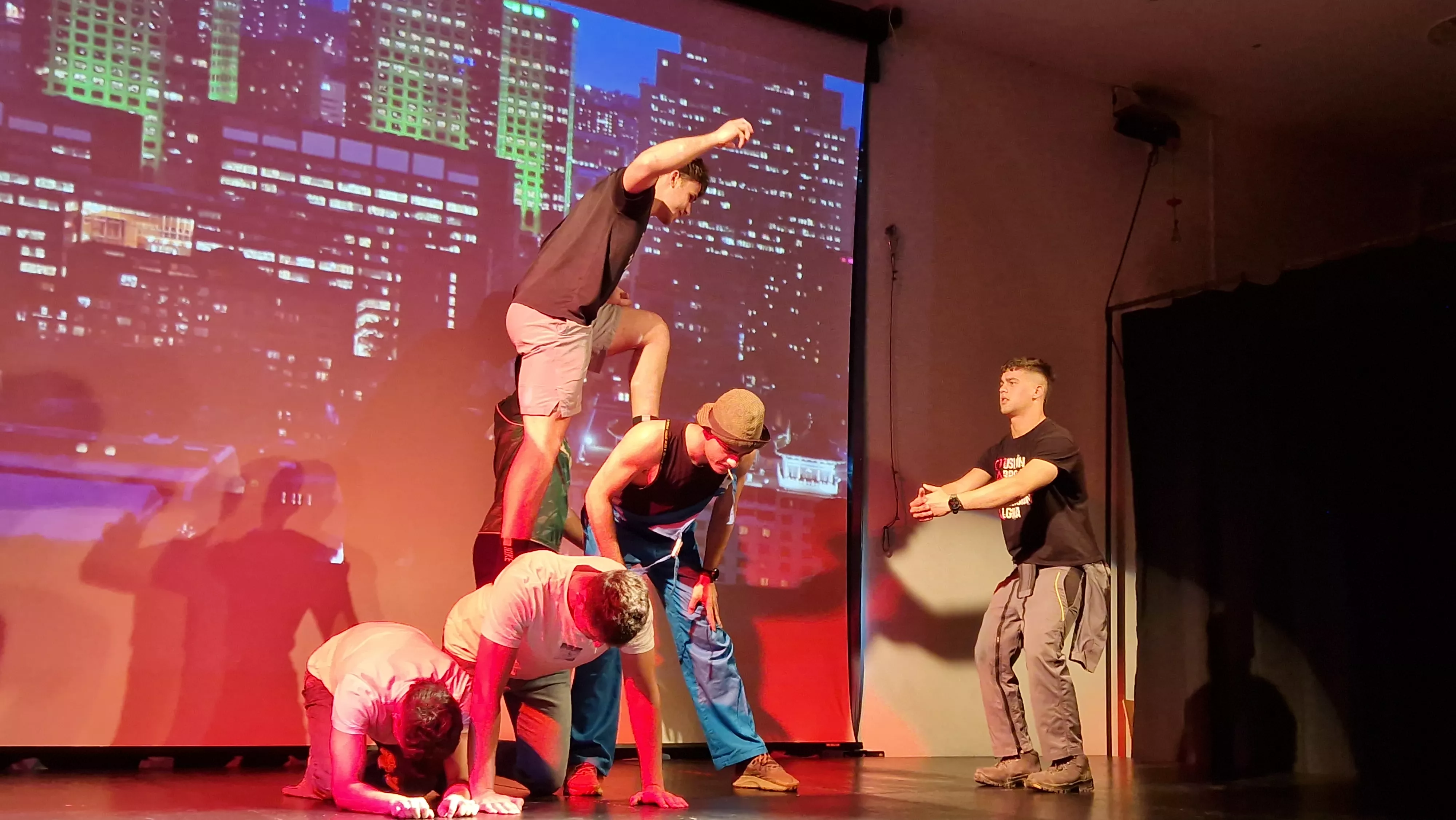 Alumnado de Ciencias de la Actividad Física y el Deporte representando los ODS. Foto Myriam Martínez 