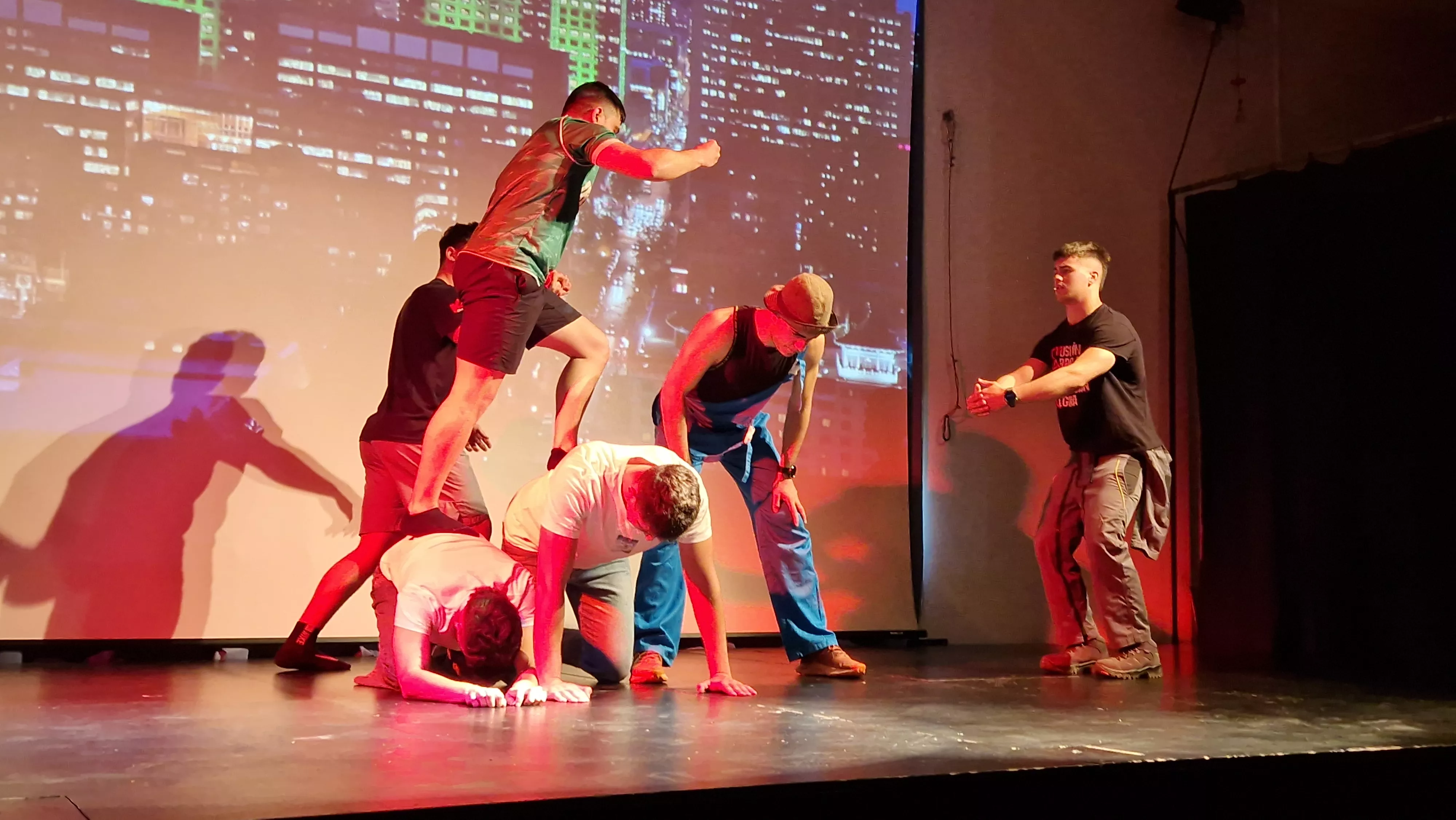 Alumnado de Ciencias de la Actividad Física y el Deporte representando los ODS. Foto Myriam Martínez 