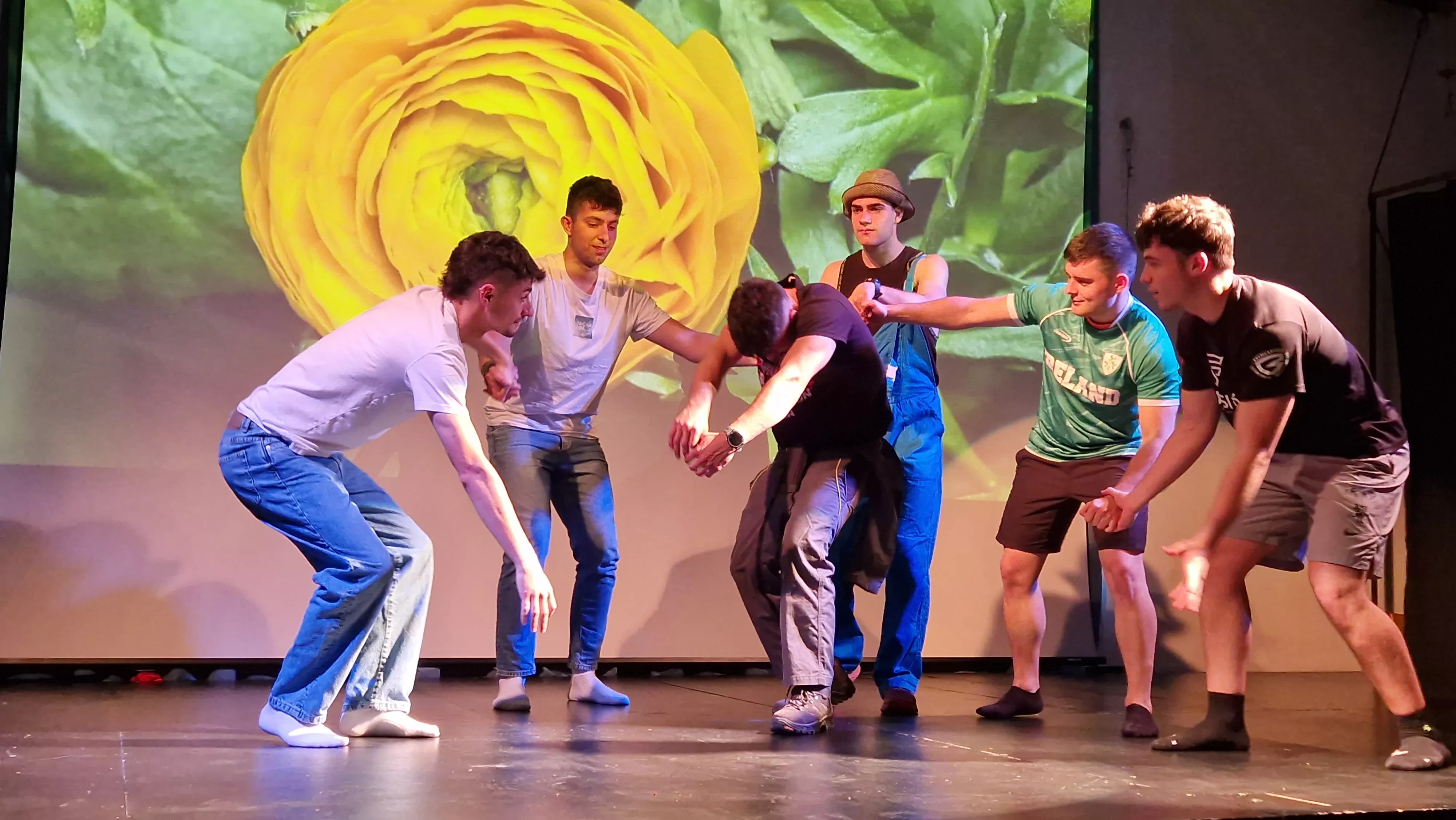 Alumnado de Ciencias de la Actividad Física y el Deporte representando los ODS. Foto Myriam Martínez 