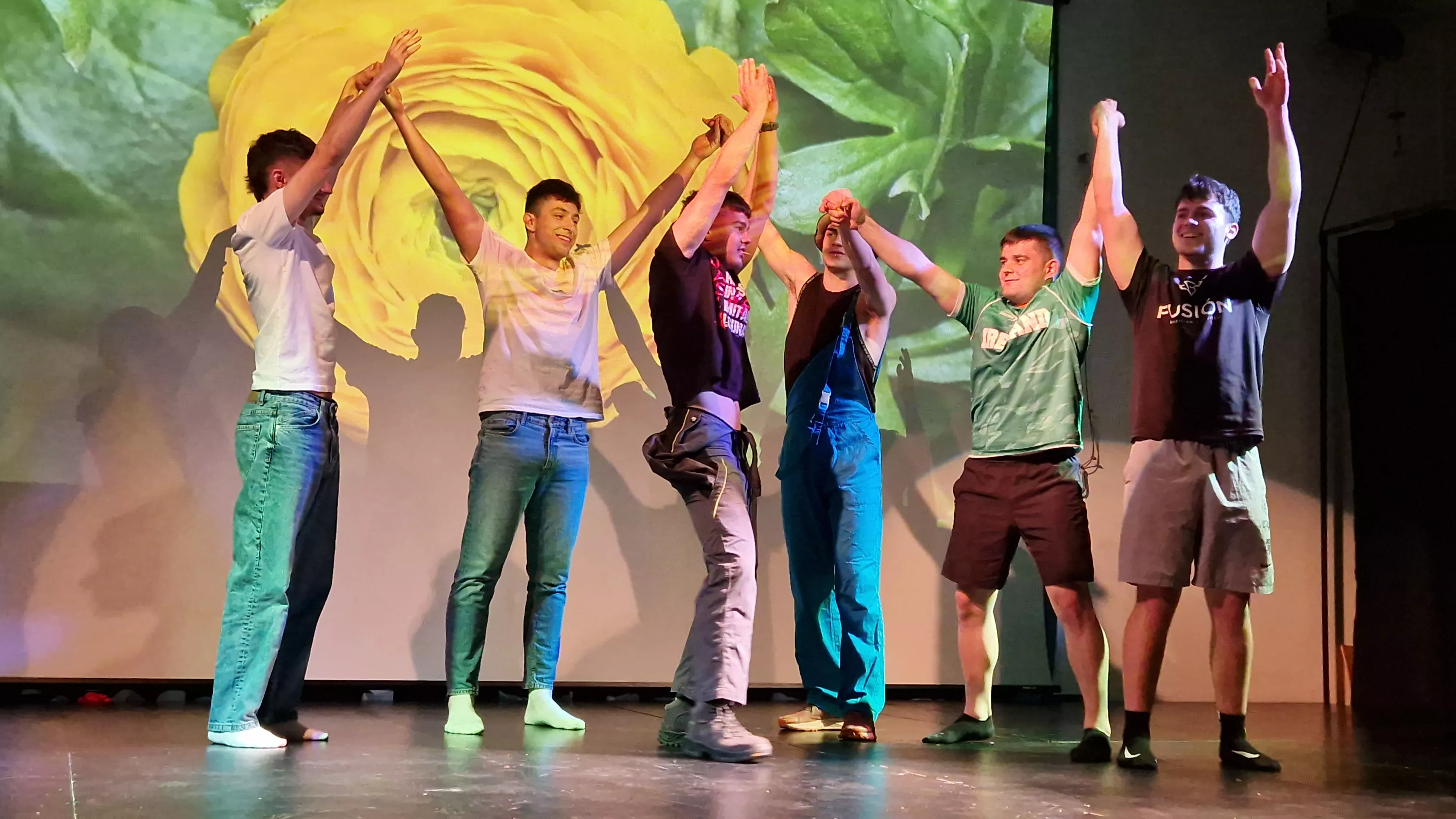 Alumnado de Ciencias de la Actividad Física y el Deporte representando los ODS. Foto Myriam Martínez 