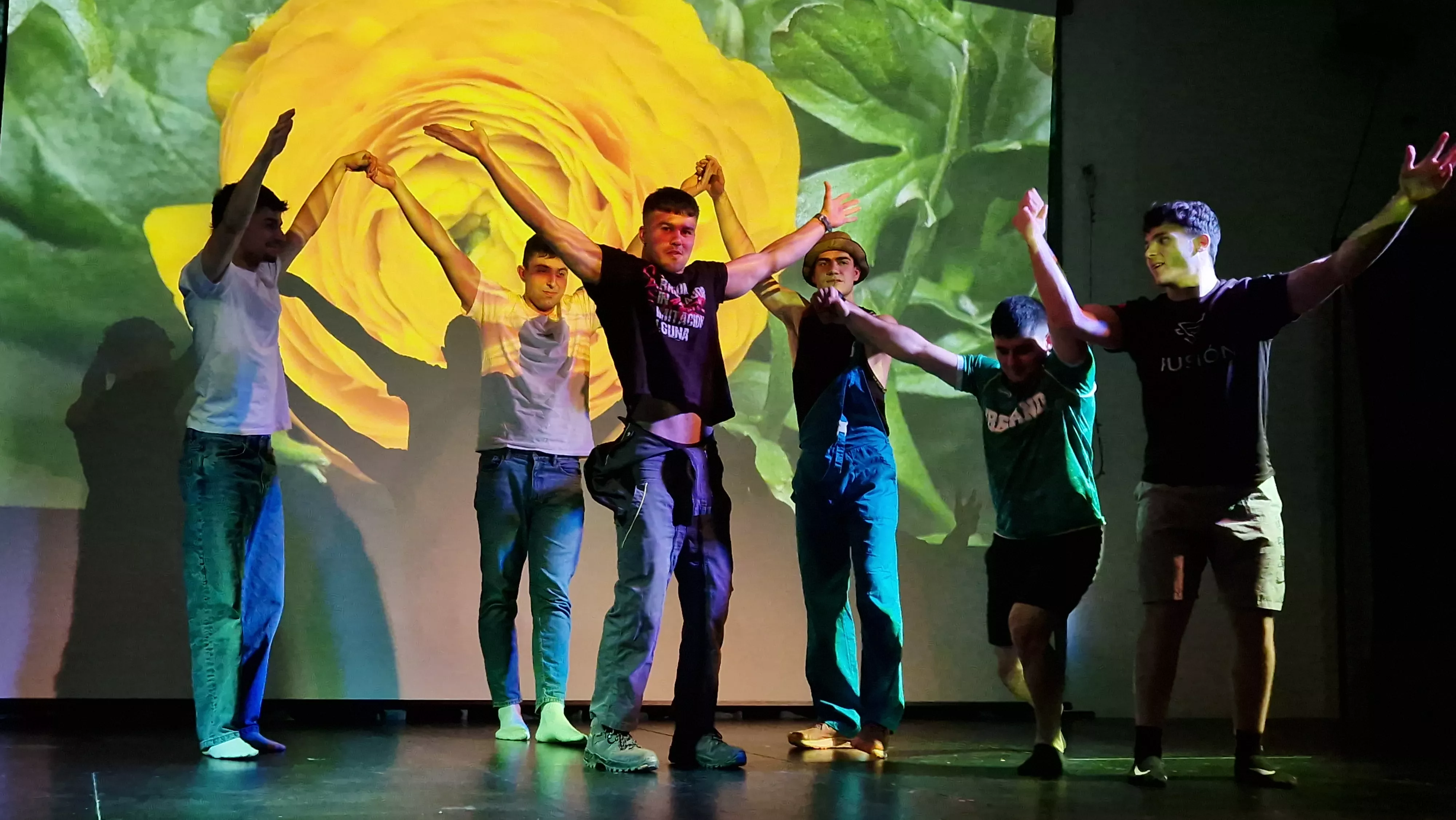 Alumnado de Ciencias de la Actividad Física y el Deporte representando los ODS. Foto Myriam Martínez 
