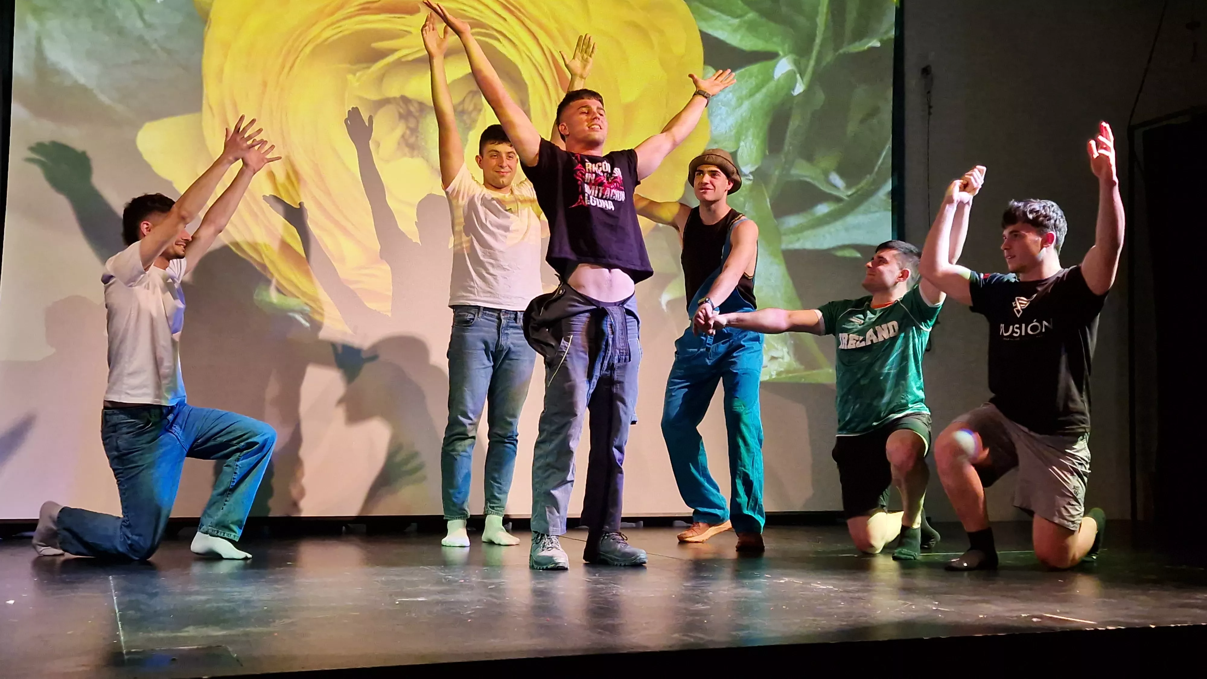 Alumnado de Ciencias de la Actividad Física y el Deporte representando los ODS. Foto Myriam Martínez 