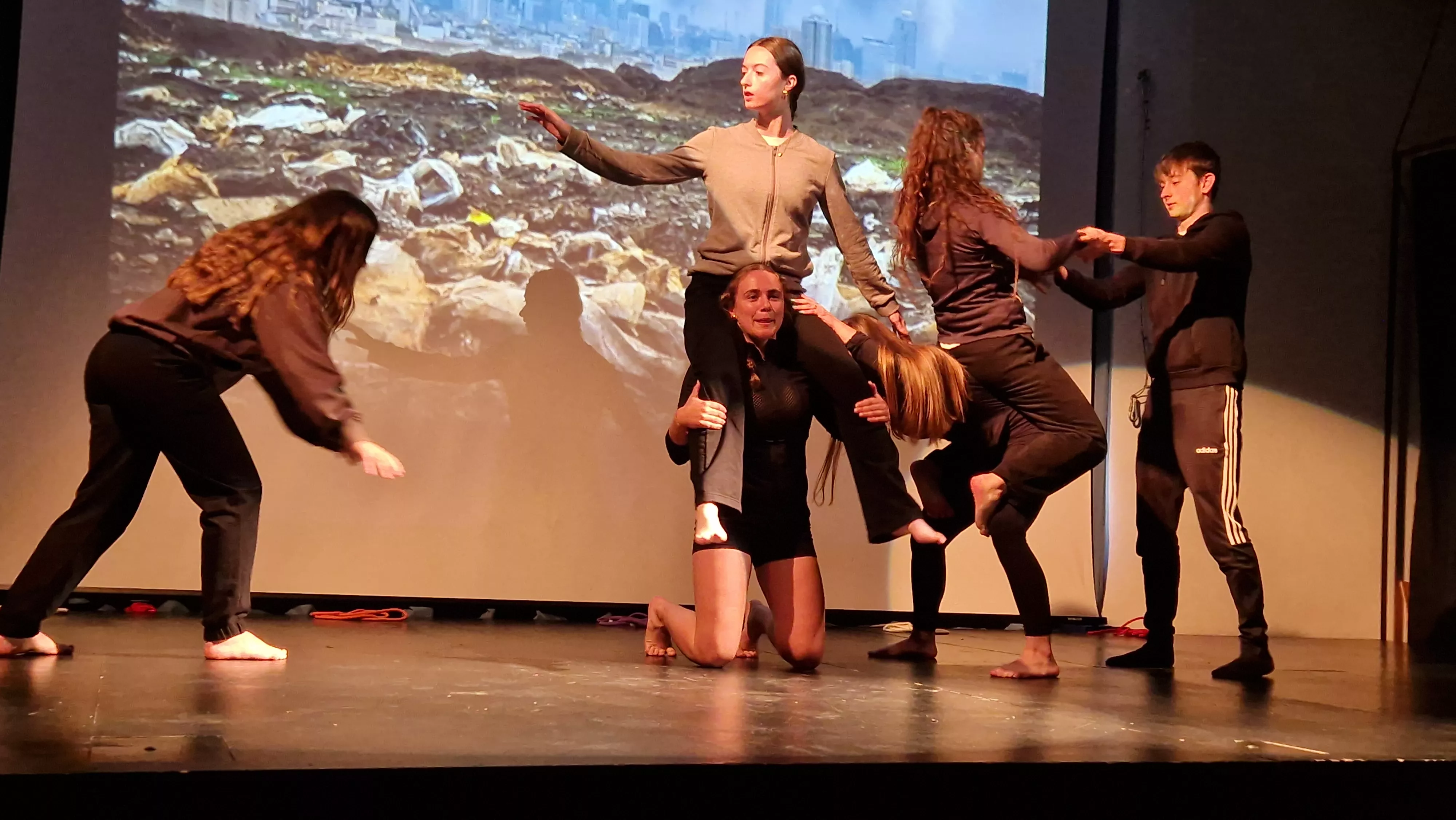 Alumnado de Ciencias de la Actividad Física y el Deporte representando los ODS. Foto Myriam Martínez 