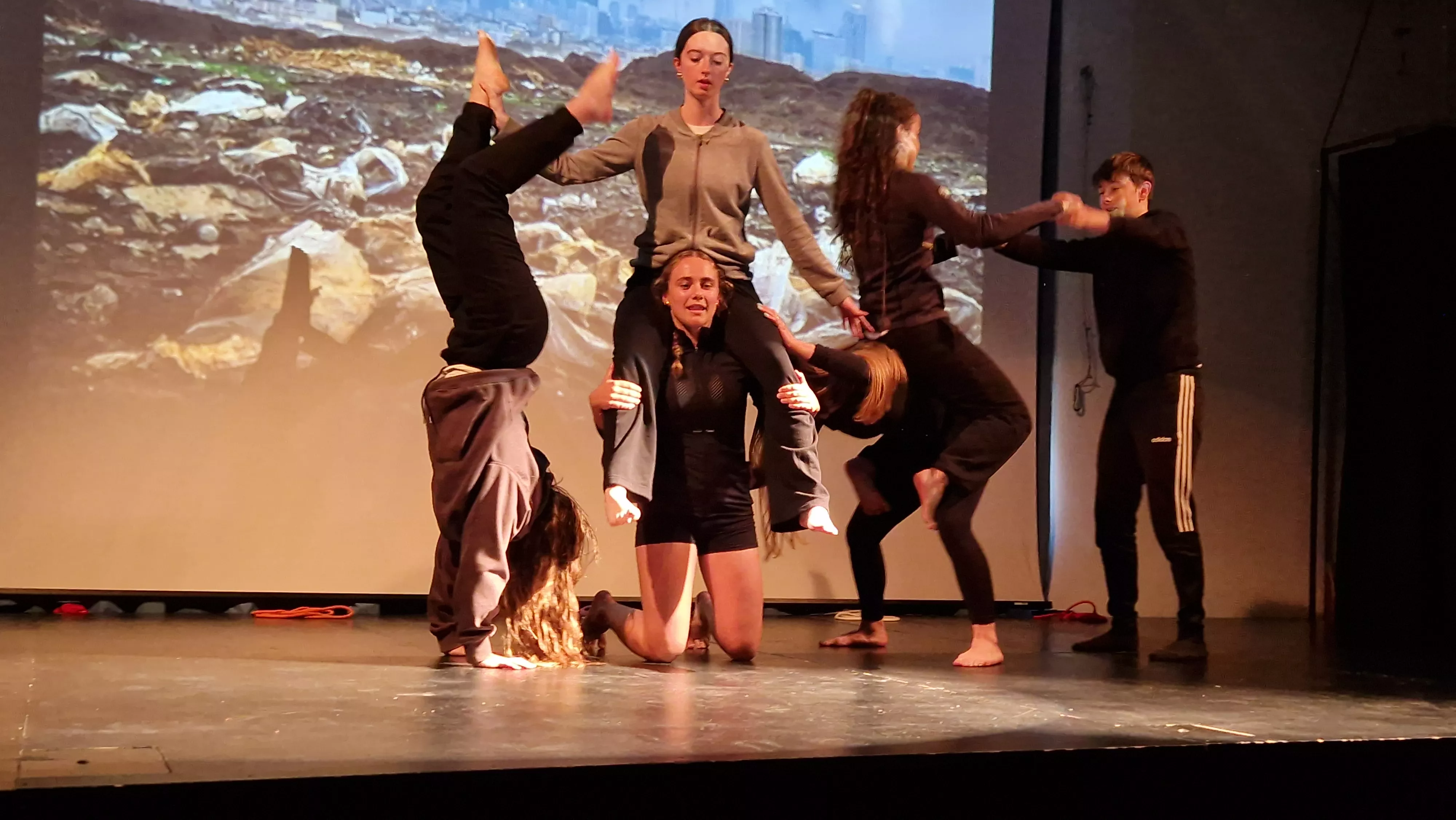 Alumnado de Ciencias de la Actividad Física y el Deporte representando los ODS. Foto Myriam Martínez 