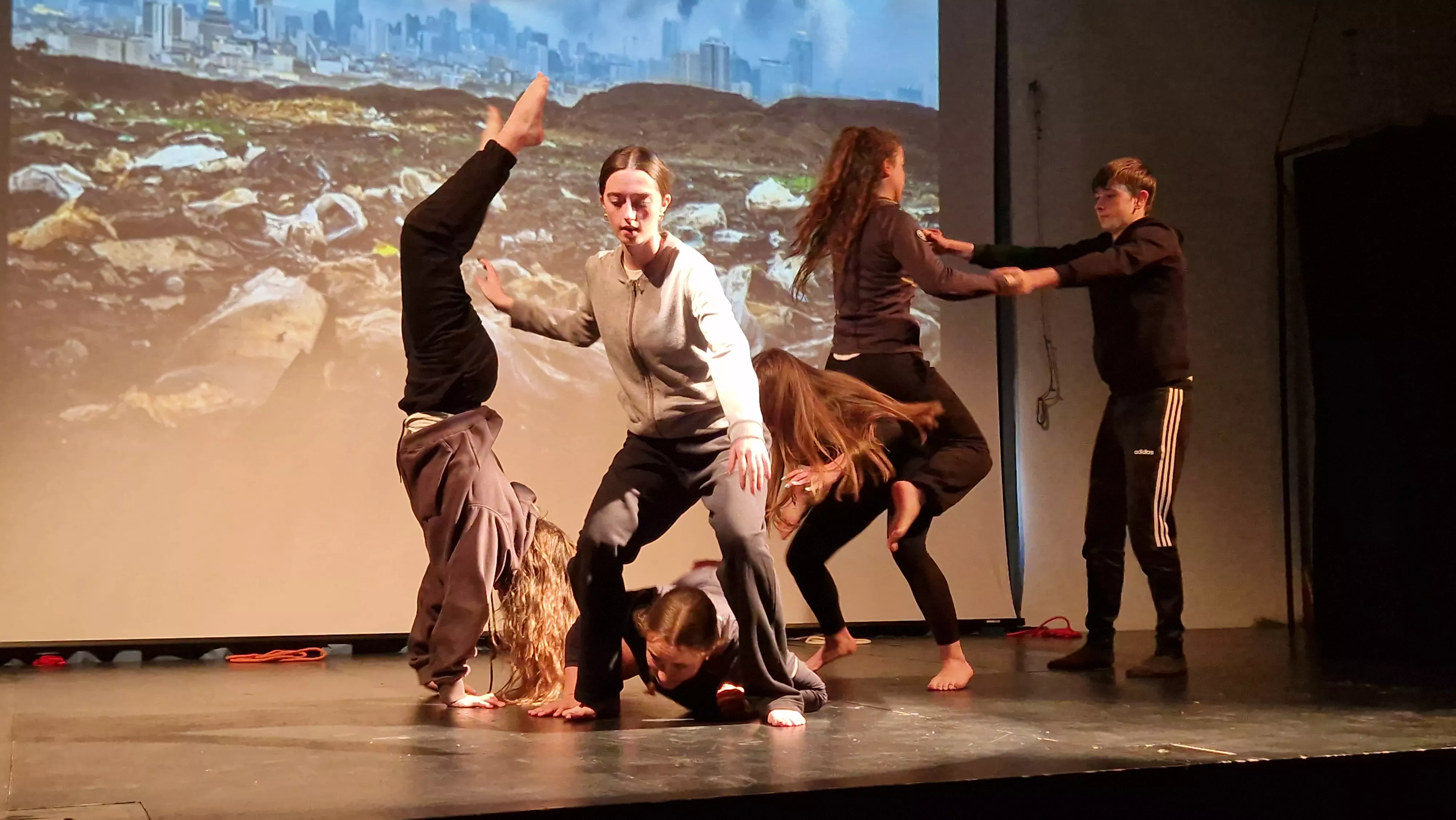 Alumnado de Ciencias de la Actividad Física y el Deporte representando los ODS. Foto Myriam Martínez 