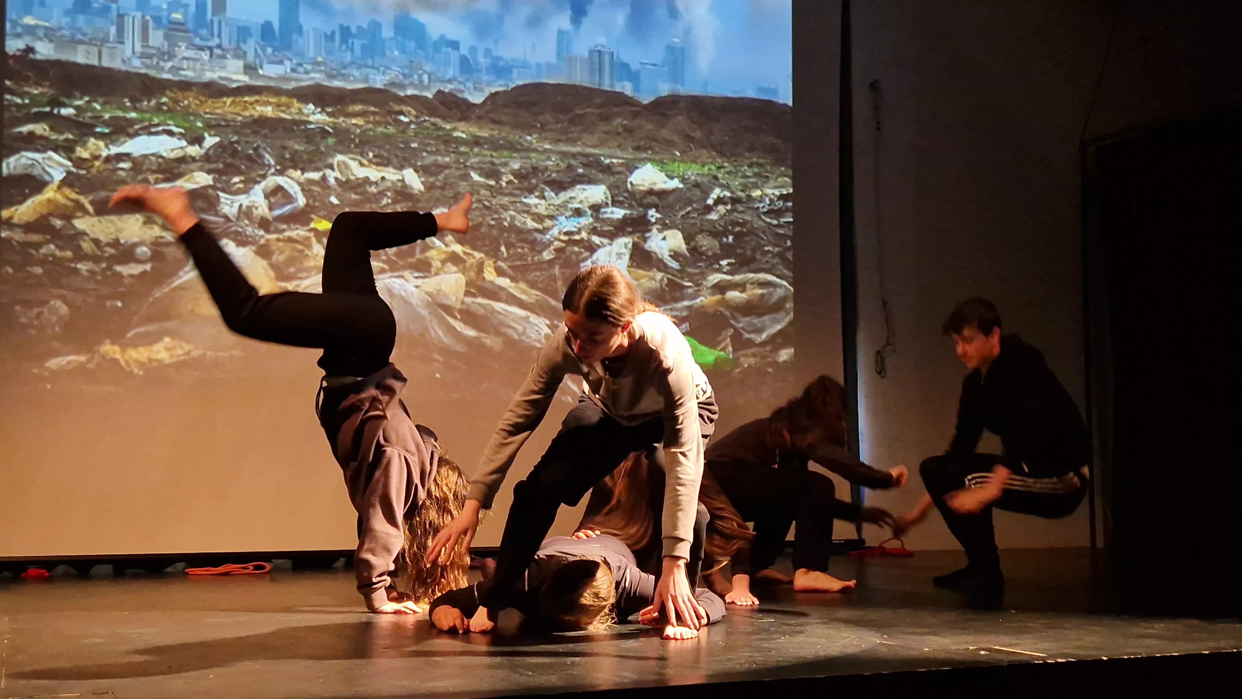 Alumnado de Ciencias de la Actividad Física y el Deporte representando los ODS. Foto Myriam Martínez 