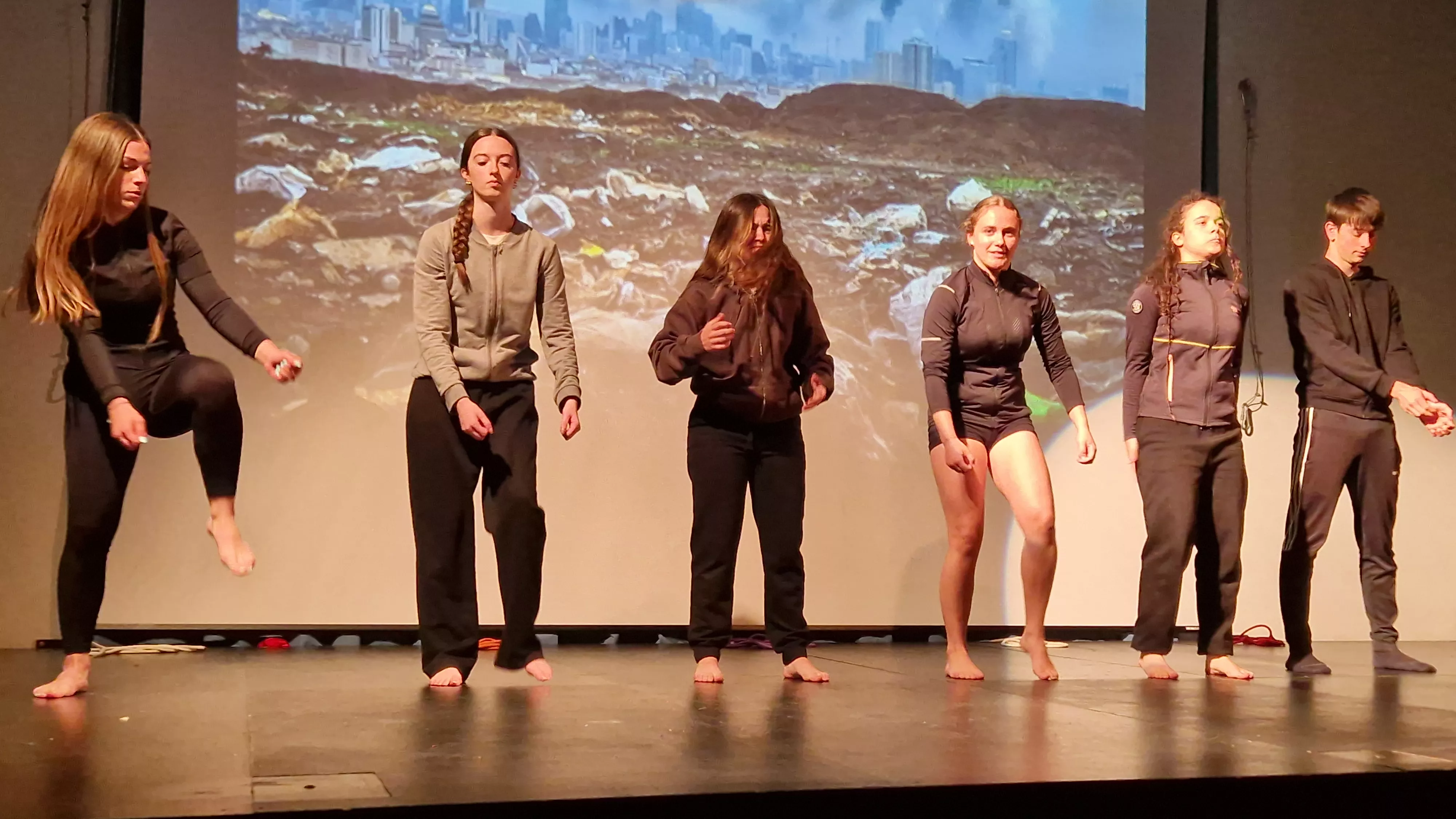 Alumnado de Ciencias de la Actividad Física y el Deporte representando los ODS. Foto Myriam Martínez 