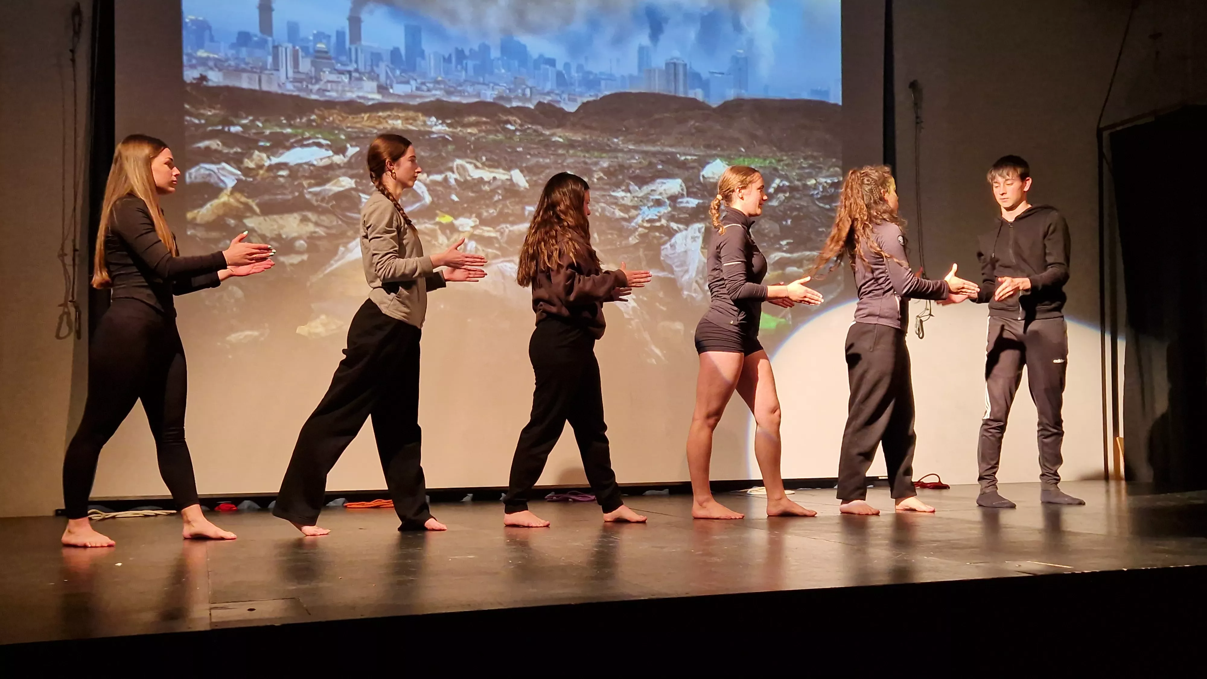 Alumnado de Ciencias de la Actividad Física y el Deporte representando los ODS. Foto Myriam Martínez 
